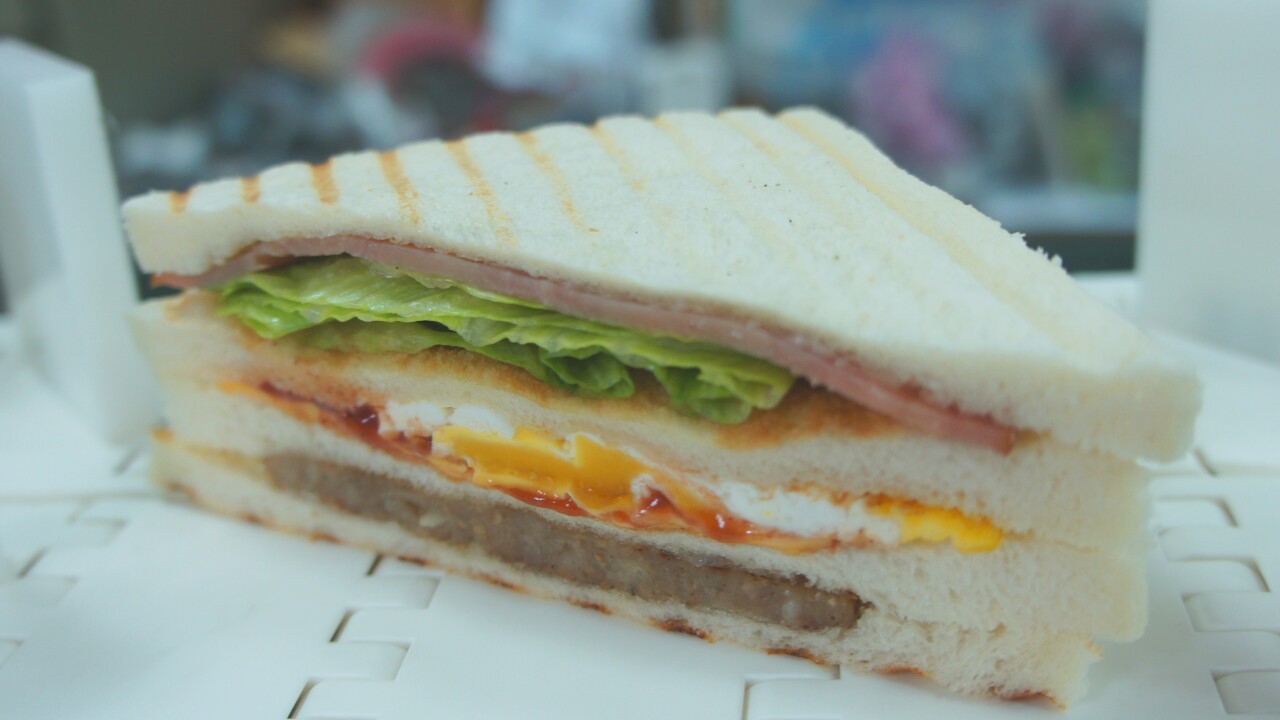 Cut sample: sandwich with hot and cold materials