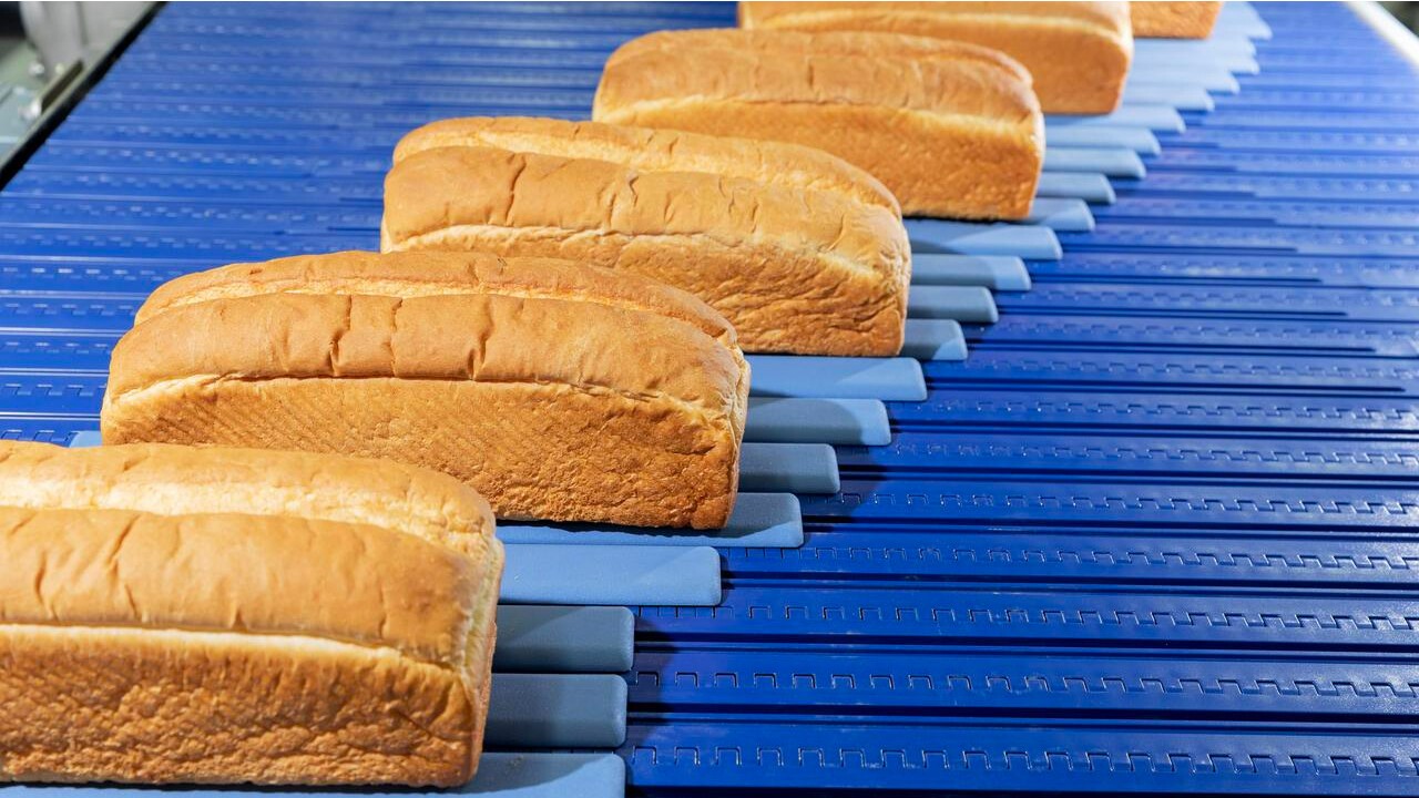 AIM Glide moves bread smoothly and gently while maintaining product orientation. 