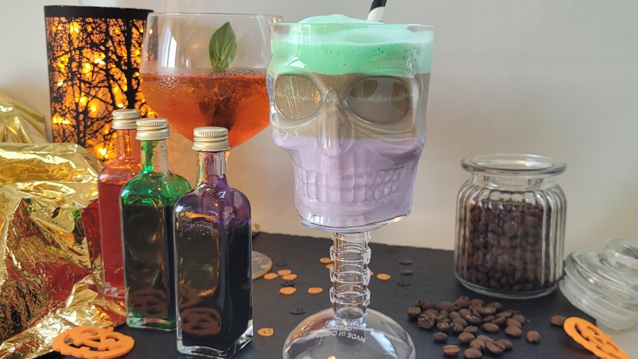 Orange Pumpkin, Green Hemp, Purple Yam Sirupe im Halloweeneinsatz - statt Aperol- einen Kürbisspritz und Latte-Macchiato in zwei Farben