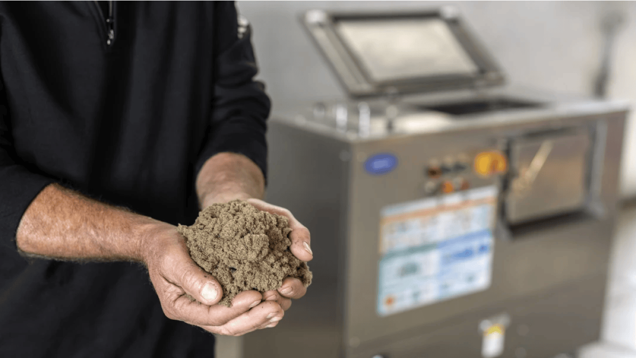 Oklin bio-converters use microbiological technologies to decompose organic waste of plant origin and even biodegradable disposable tableware by fibre extraction and reduce the volume by up to 90 percent in 24 hours.