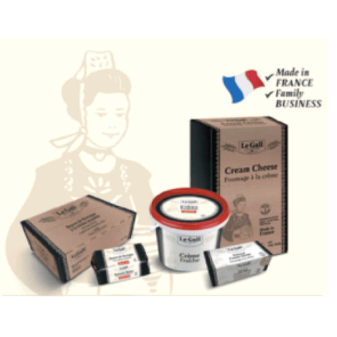 Eine Auswahl an Milchprodukten von Le Gall, darunter Frischkäse und Butter, präsentiert vor einer Frauenillustration im Vintage-Stil. Ein Symbol der französischen Flagge und der Text: „Made in France, Familienunternehmen“.