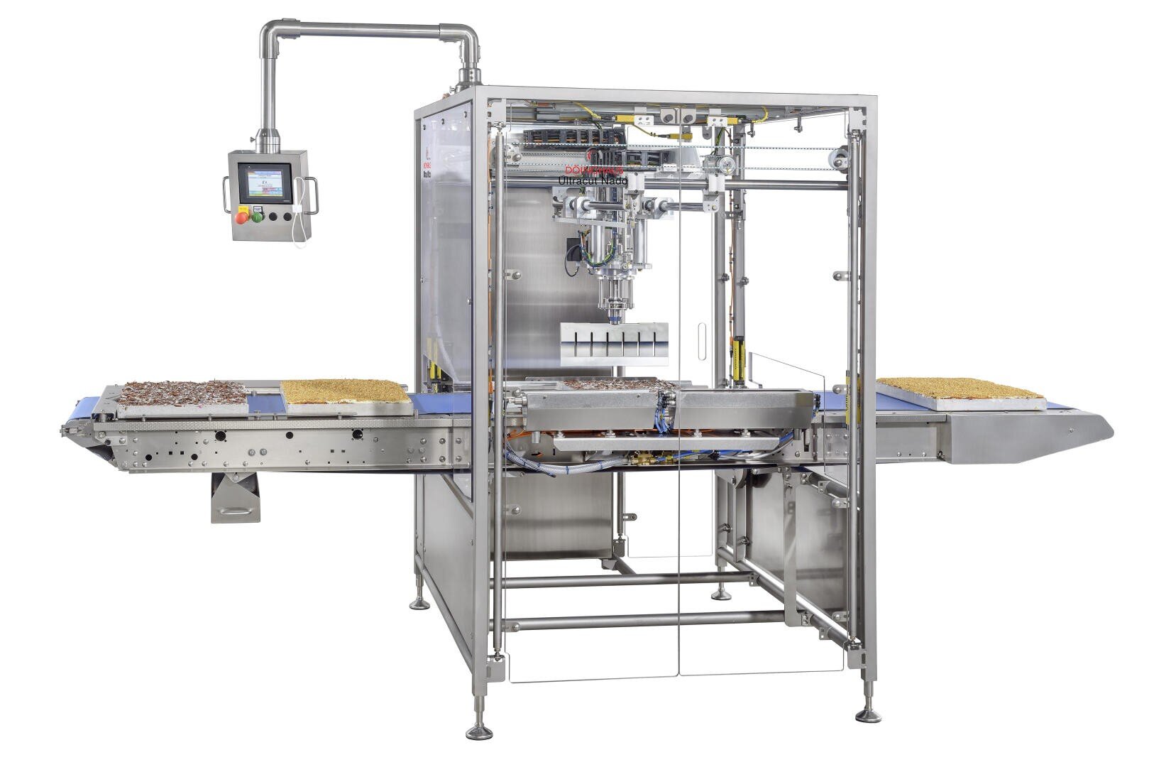 Eine industrielle Lebensmittelverarbeitungsmaschine aus Edelstahl mit Förderbändern, Tabletts mit Lebensmitteln auf jeder Seite und einem Bedienfeld mit Touchscreen-Display. Das Gerät scheint die Handhabung oder Verpackung von Lebensmitteln zu automatisieren.