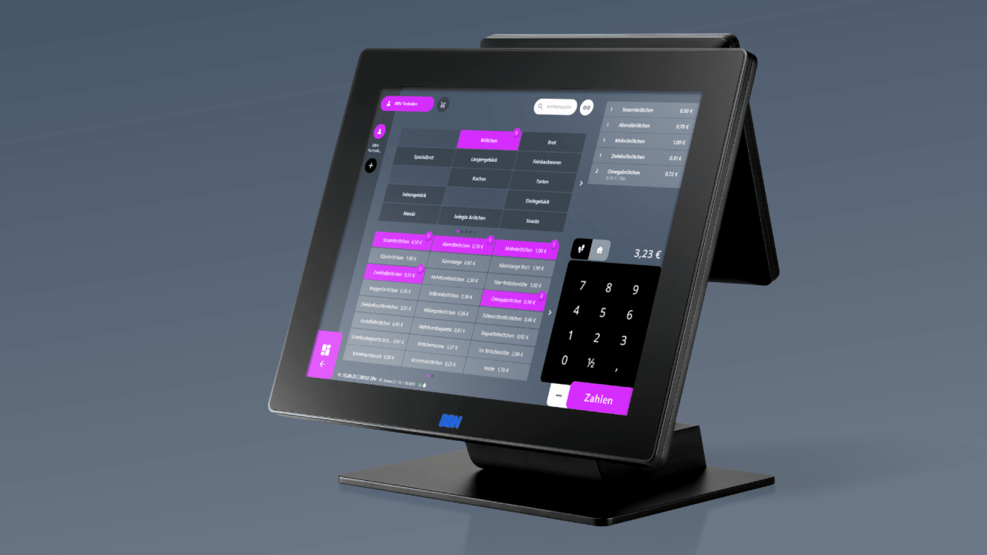 Ein Touchscreen-Kassenterminal zeigt eine moderne Benutzeroberfläche mit Bestelldaten, Zifferntastatur und Zahlungsoptionen. Der Bildschirmhintergrund ist dunkelgrau mit lila und weißen Akzenten. Das Terminal steht auf einem schwarzen Sockel.