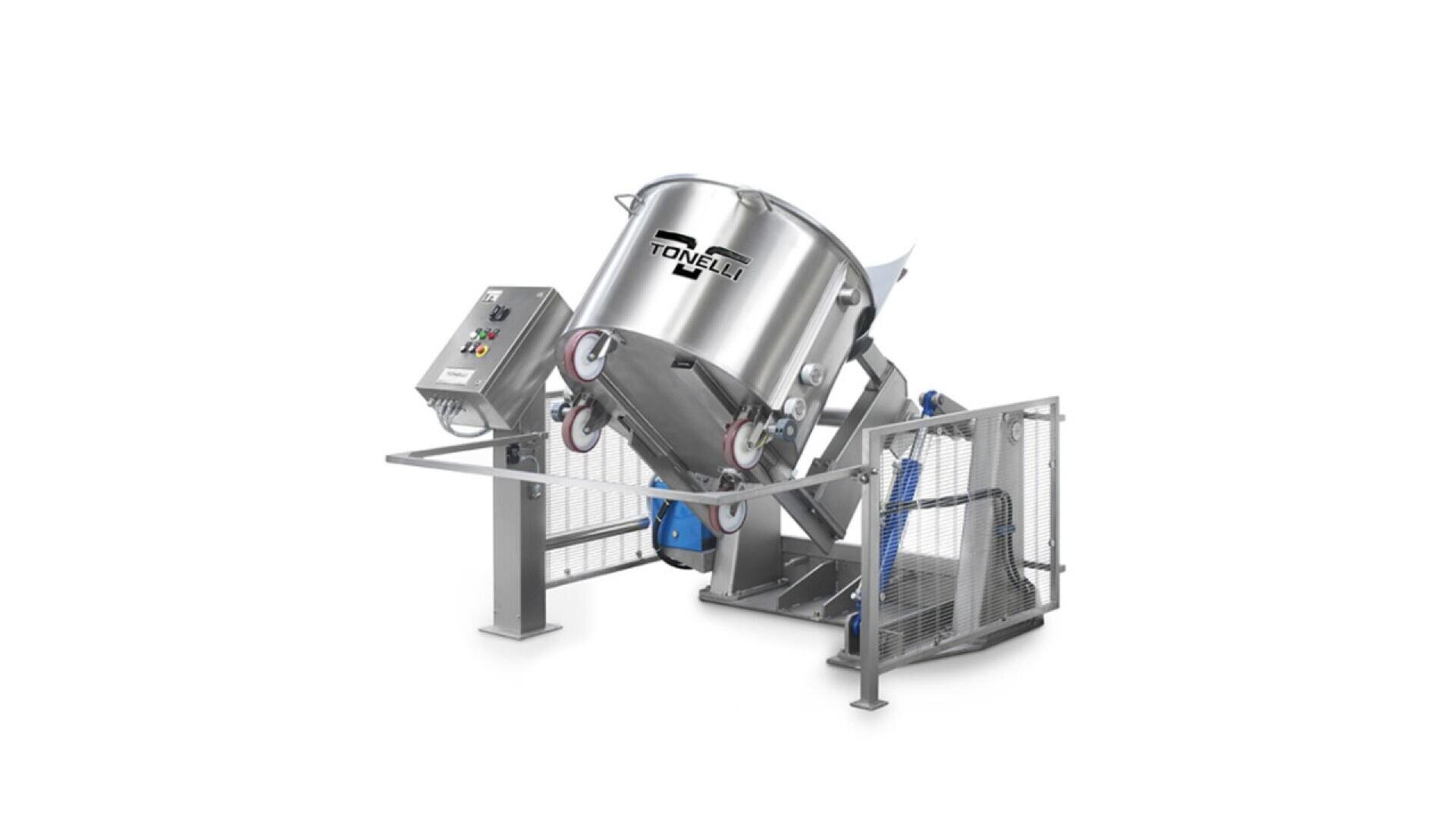 Eine große industrielle Mischmaschine mit einer kippbaren Edelstahltrommel mit der Aufschrift Tonelli, einem Steuerpult, einem Sicherheitsgeländer und einer Gitterrostplattform, die für die Verarbeitung von Lebensmitteln oder Chemikalien konzipiert ist.