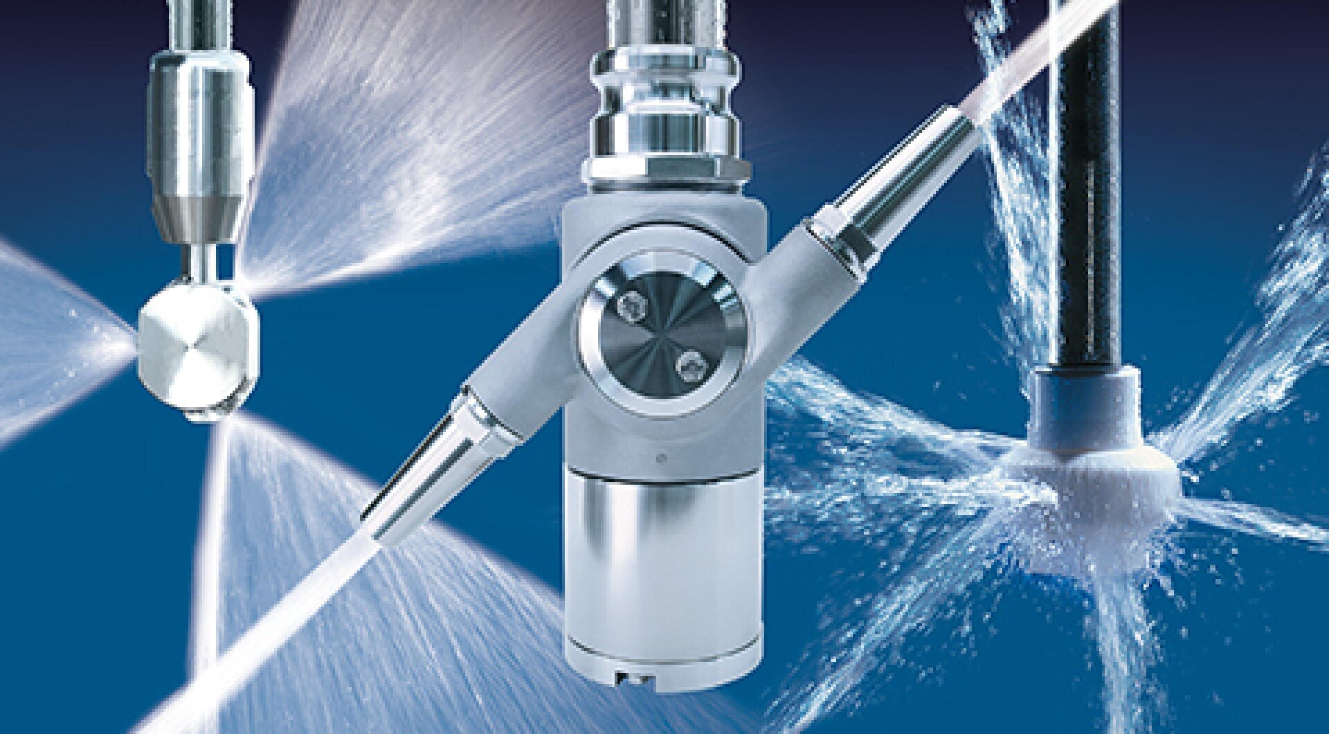 Nahaufnahme verschiedener industrieller Sprühdüsen, die vor einem blauen Hintergrund Wasserstrahlen abgeben und unterschiedliche Sprühmuster und Düsendesigns demonstrieren.