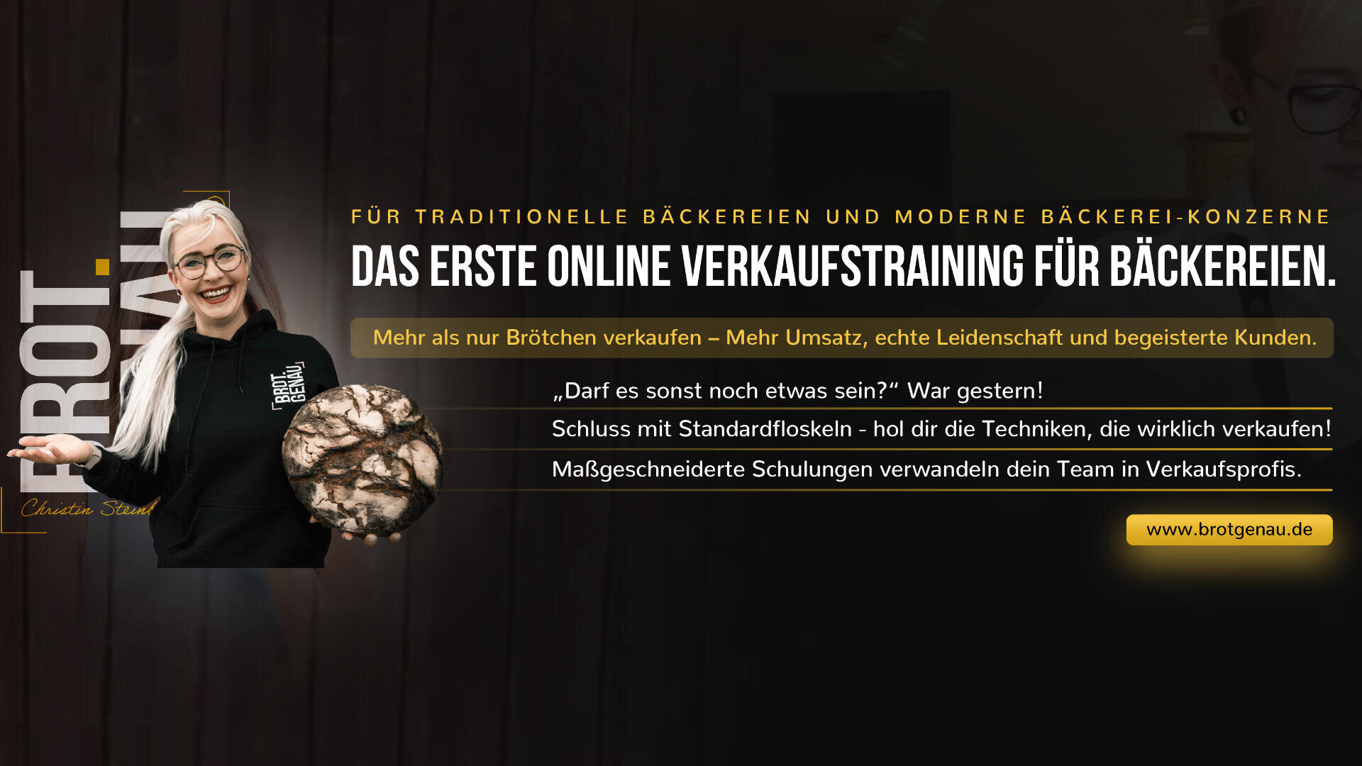 Ein Werbebanner für ein Online-Verkaufstraining für Bäckereien, mit einer lächelnden Frau und einem Text, der Vorteile wie Umsatzsteigerung, Leidenschaft und Kundenbegeisterung hervorhebt. Die Farben sind schwarz und gelb, mit der Website brotgenau.de.