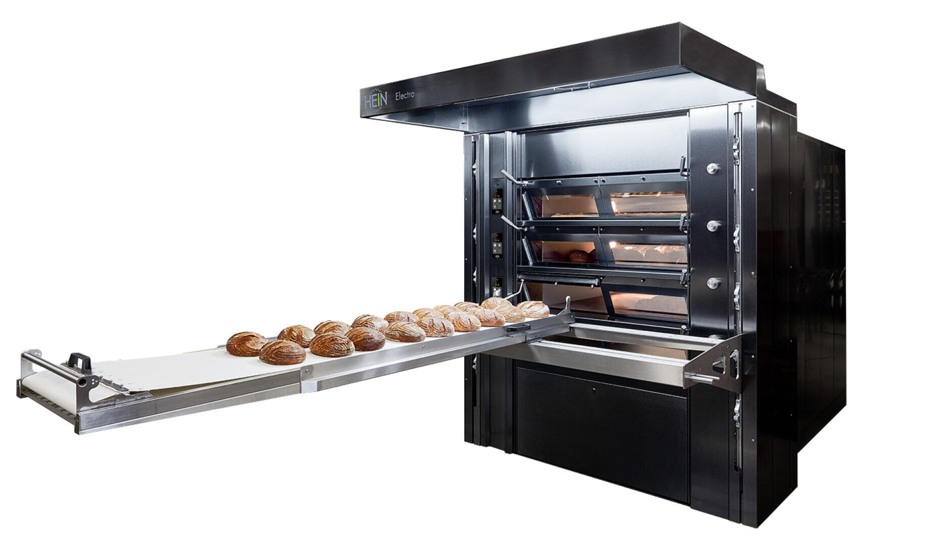 Ein kommerzieller Brotbackofen mit drei Schichten, die mit Brotlaiben gefüllt sind, und einem Förderband, das mit frisch gebackenen runden Broten herausragt.