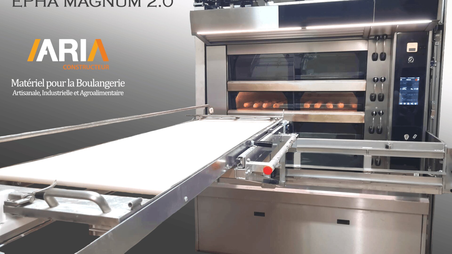 Ein gewerblicher Brotbackofen, in dem mehrere Brote gebacken werden, verfügt über ein Förderband zur automatischen Beschickung. Im Hintergrund sind die Schriftzüge „EPHA MAGNUM 2.0“ und „ARIA Constructeur“ zu sehen, die für Bäckereiausstattung werben.