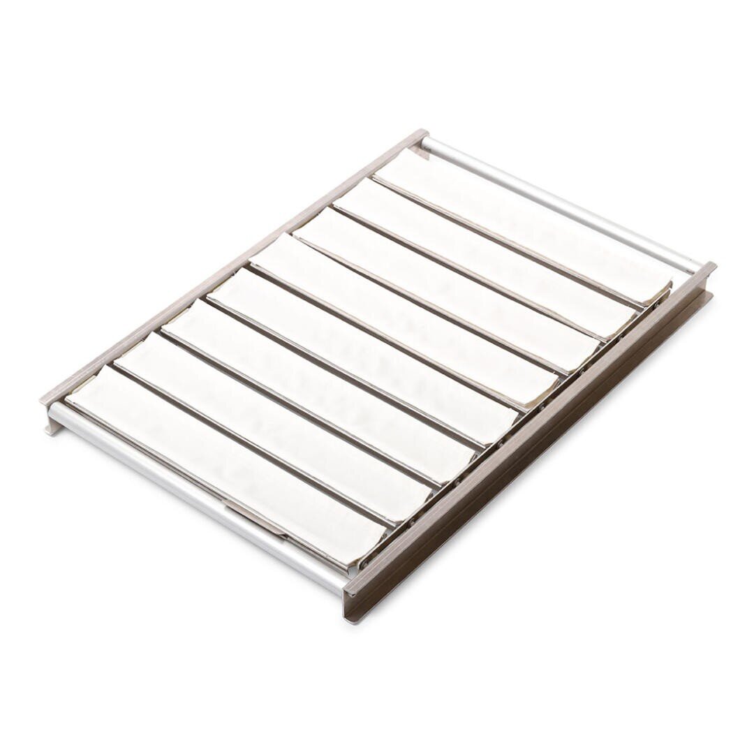 Ein rechteckiger hölzerner Wäscheständer mit acht parallelen weißen Lamellen auf weißem Hintergrund.