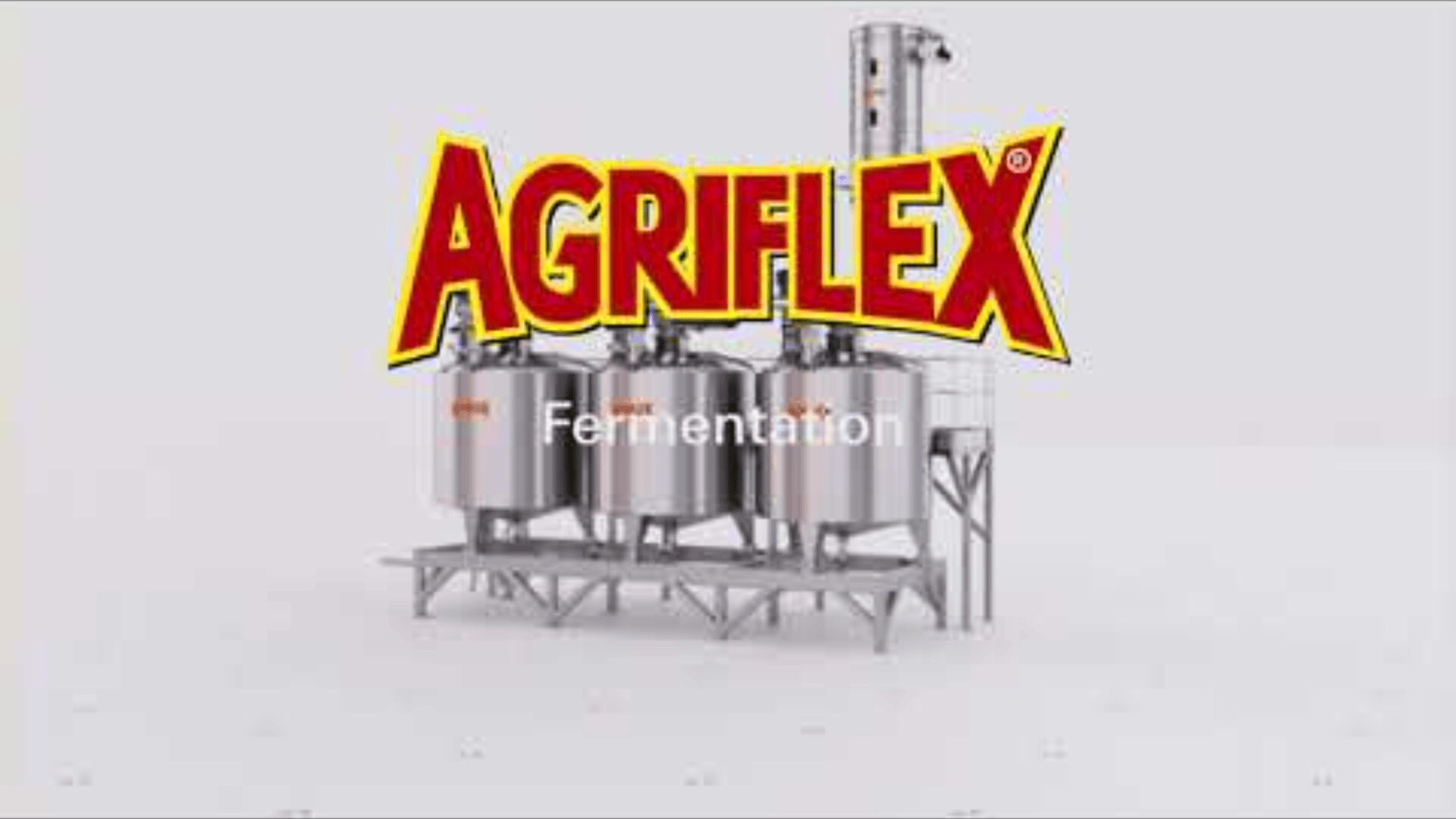 Drei große Gärtanks aus rostfreiem Stahl mit dem Wort AGRIFLEX in fetten roten und gelben Buchstaben darüber und dem Wort Fermentation darunter auf einem schlichten weißen Hintergrund.