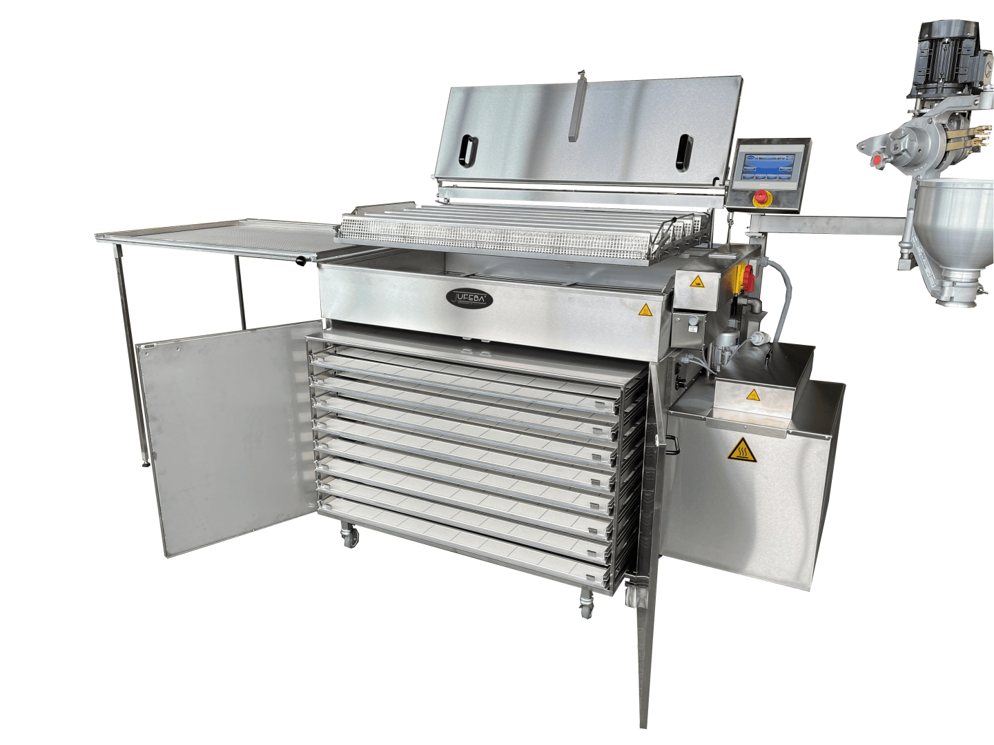 Eine große industrielle Lebensmittelverarbeitungsmaschine aus rostfreiem Stahl mit einer offenen Vorderseite, die Schiebetabletts, ein Touchscreen-Bedienfeld und Sicherheitswarnschilder aufweist. Auf der rechten Seite ist ein Trichteraufsatz zu sehen.