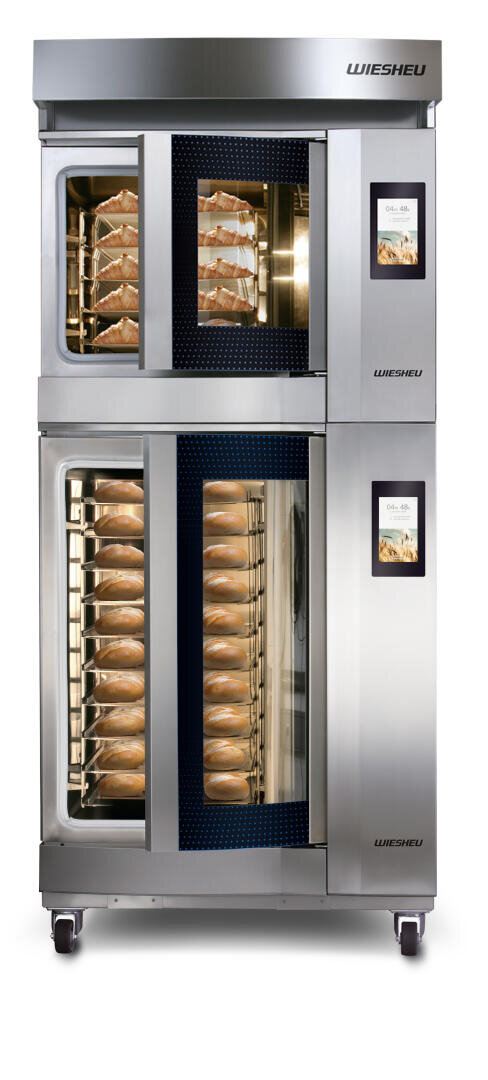 Ein großer Wiesheu-Gewerbebackofen aus Edelstahl mit zwei übereinanderliegenden Fächern, in denen jeweils ein Blech mit Baguettes gebacken wird. Der Ofen hat Glastüren und digitale Bedienfelder auf der rechten Seite.