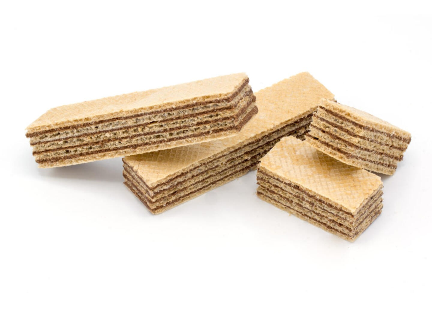 Mehrere rechteckige Schokoladenwaffelkekse mit sichtbaren Schichten von Cremefüllung sind auf einem weißen Hintergrund angeordnet.