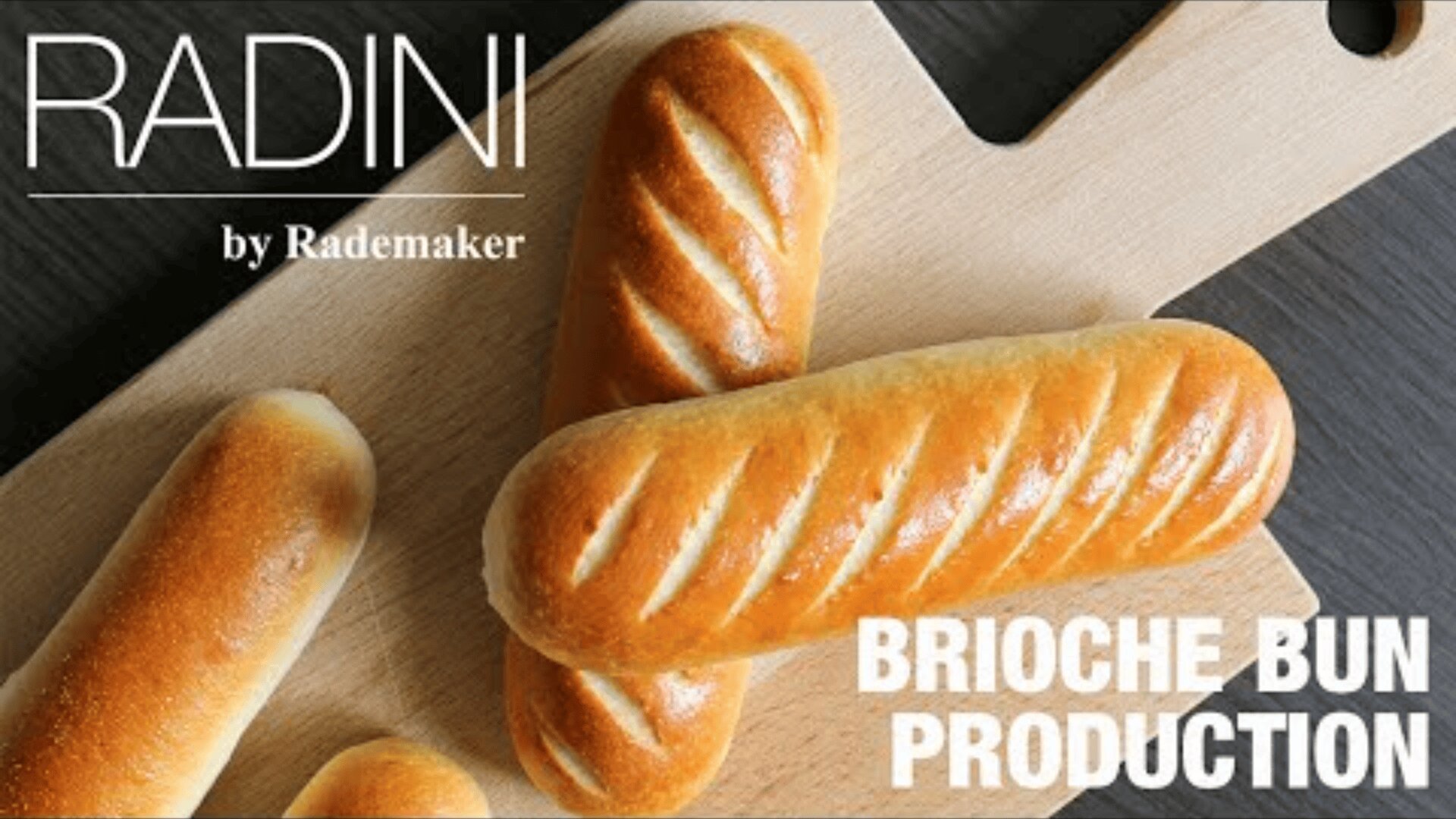 Drei goldene Brioche-Brötchen mit diagonalen Einschnitten liegen auf einem hölzernen Schneidebrett. Über dem Bild ist der Text RADINI by Rademaker und BRIOCHE BUN PRODUCTION eingeblendet.