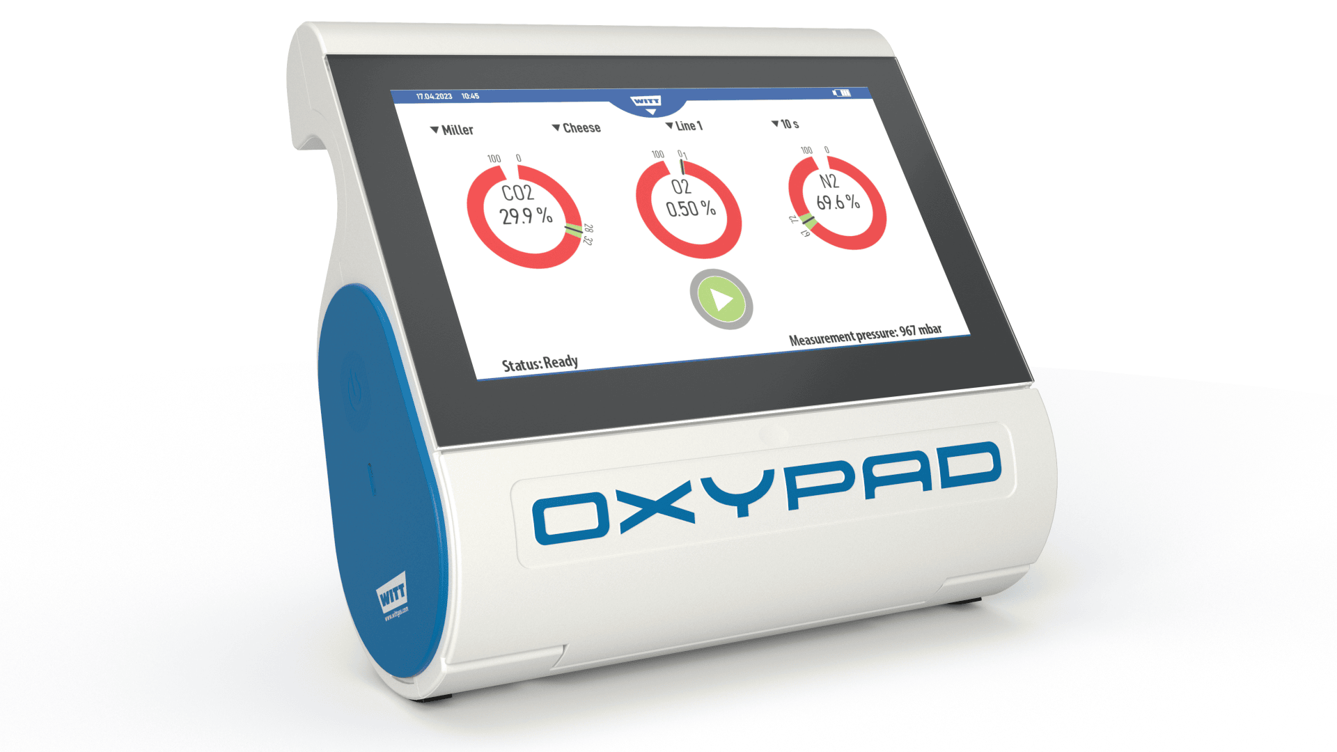 Ein digitales Gerät mit der Bezeichnung OXYPAD zeigt auf seinem Bildschirm die Gaskonzentrationen für CO2, O2 und N2 an und gibt die prozentualen Werte für eine Probe namens Käse an. Das Gerät hat einen Touchscreen und ein modernes Design.