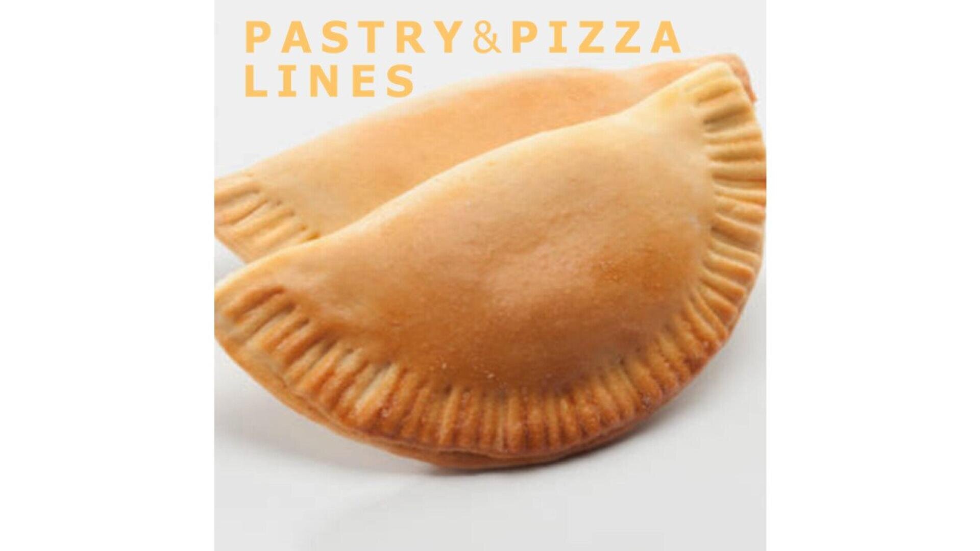 Zwei goldbraune, halbmondförmige Gebäckstücke mit gewellten Rändern sind vor einem weißen Hintergrund gestapelt. Der gelbe Text darüber lautet PASTRY & PIZZA LINES.