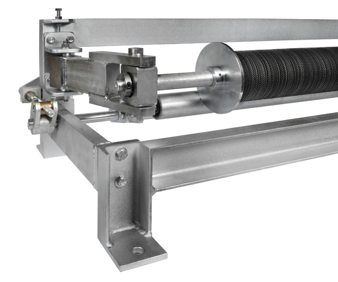 Nahaufnahme eines industriellen Maschinenteils aus Metall mit Rollen und einem stabilen Metallrahmen, wahrscheinlich Teil eines Förder- oder Verarbeitungssystems.