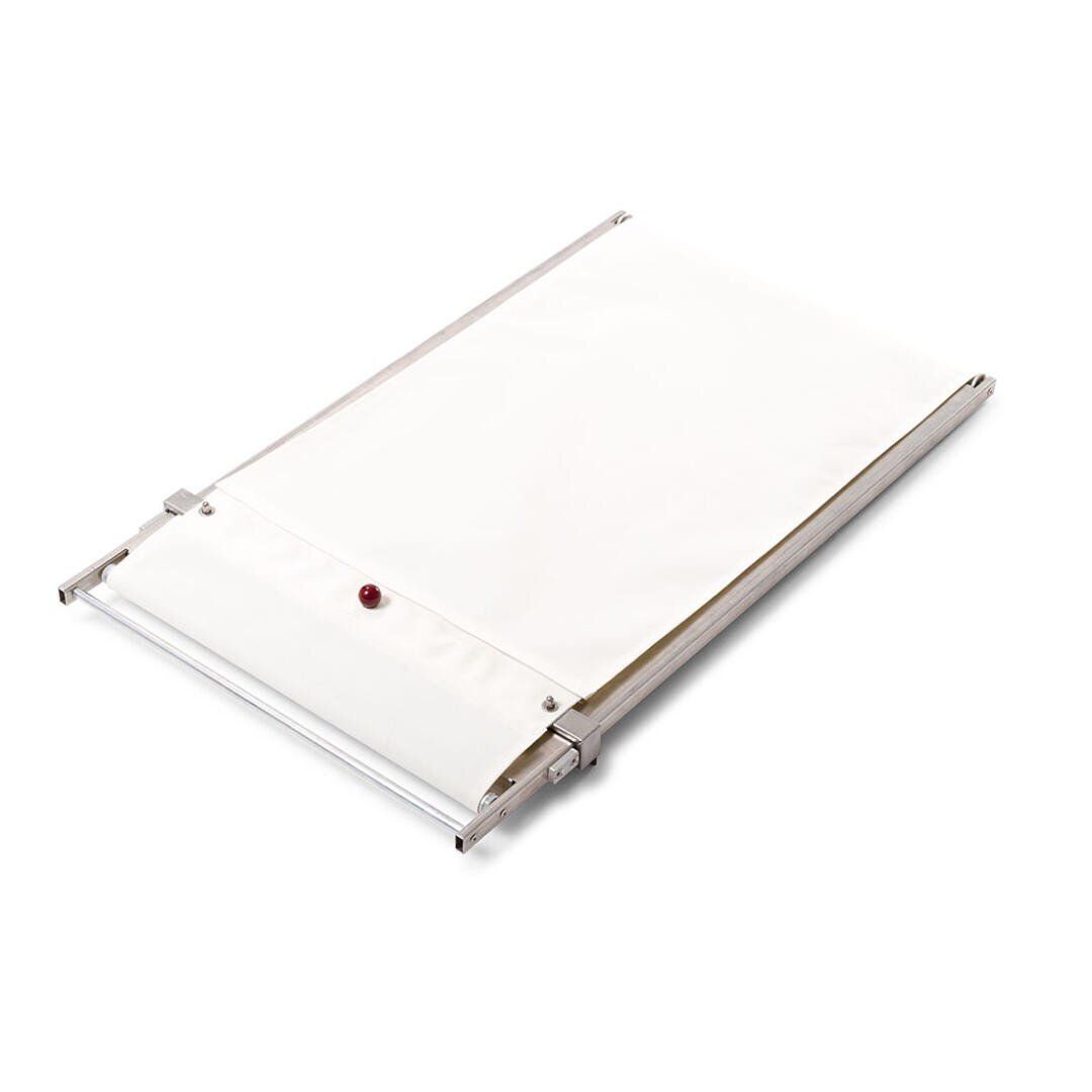 Ein weißer Teigroller aus Leinen mit Metallkanten und einem roten Knopf, der auf einer weißen Fläche steht. Das Gerät ist zum Abflachen von Teig beim Backen oder Kochen bestimmt.