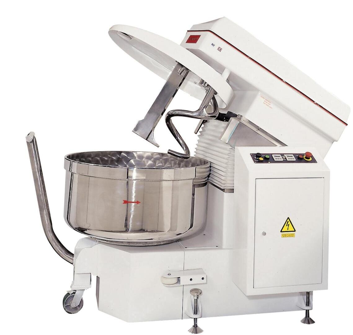 Ein großer industrieller Teigkneter mit einer Schüssel aus Edelstahl und einem weißen Gehäuse, mit Bedientasten, einem Sicherheitswarnschild und einem erhöhten Knetarm. Die Maschine steht auf Rädern und ist somit mobil.