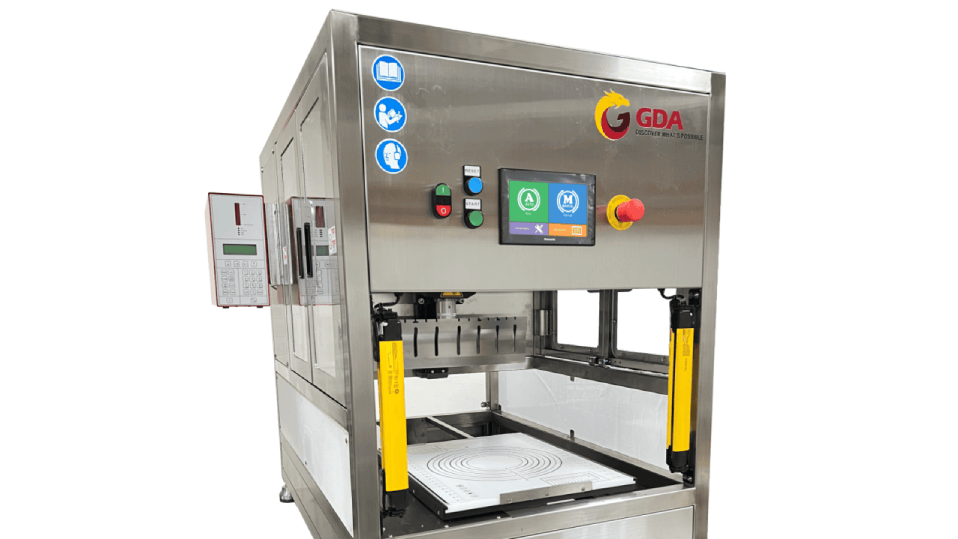 Eine große Industriemaschine mit einer Touchscreen-Oberfläche, Steuertasten und Sicherheitsmerkmalen, versehen mit dem GDA-Logo. Der untere Teil hat ein offenes Fach mit gelben Sicherheitsstangen und einer runden Plattform.