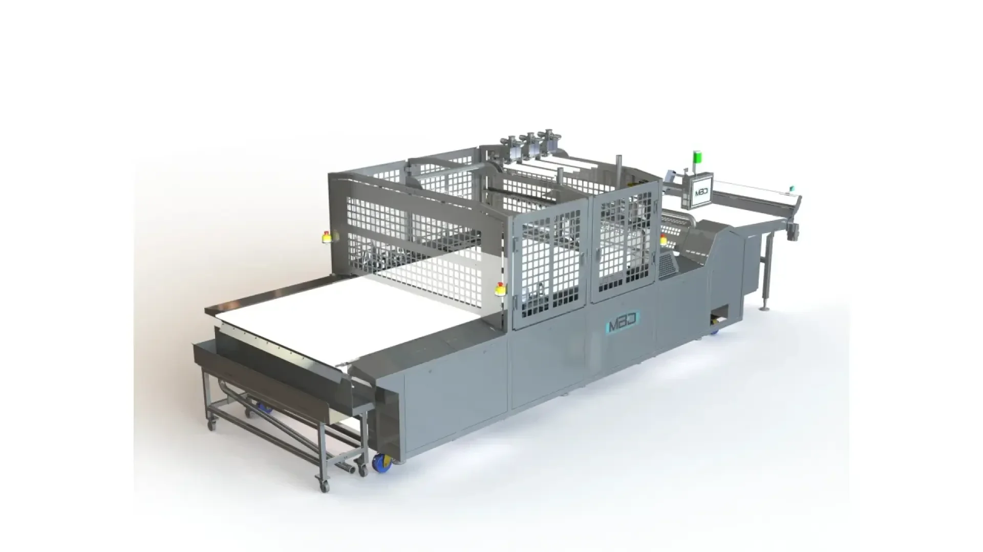 Eine große industrielle Lebensmittelverarbeitungsmaschine mit einem Förderband und schützenden Metallgittertafeln, mit Bedienfeldern und Anzeigeleuchten, vor einem schlichten weißen Hintergrund.