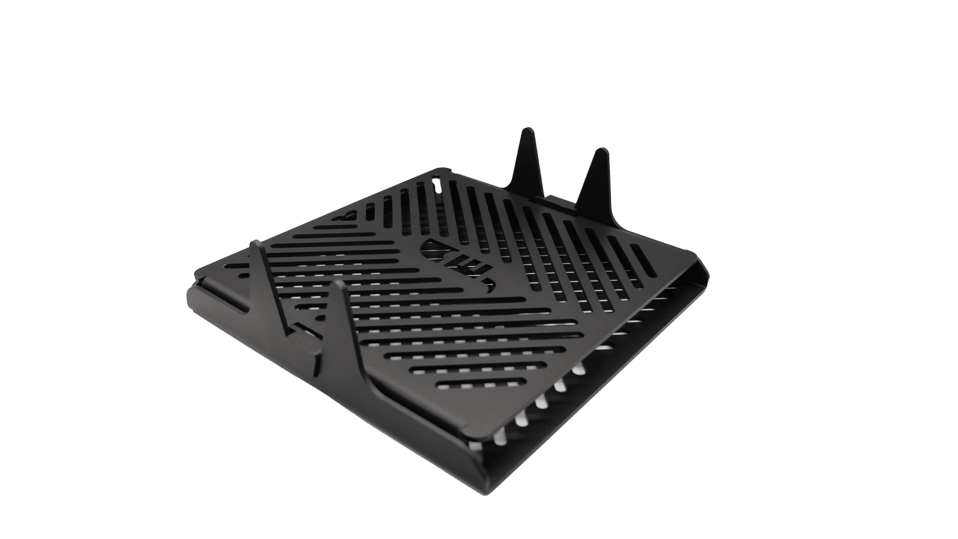 Ein schwarzer, belüfteter Metall-Notebookständer mit diagonalen Schlitzen für die Luftzirkulation und zwei Griffen auf der Rückseite, die das Notebook halten und anheben, um eine bessere Kühlung zu gewährleisten.