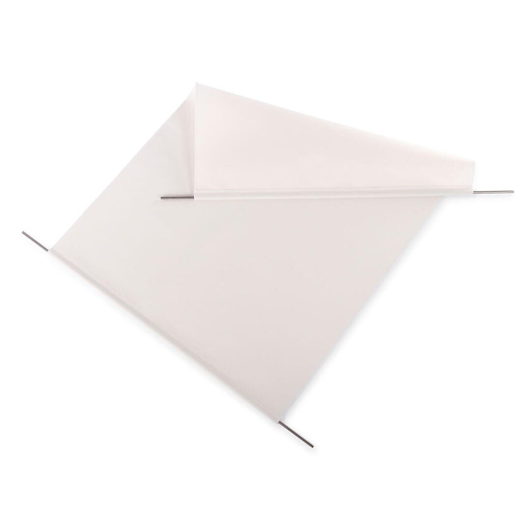 Ein Blatt weißes Pergamentpapier, das an zwei gegenüberliegenden Enden auf zwei Metallstangen aufgerollt ist und diagonal auf einem einfarbig weißen Hintergrund liegt.