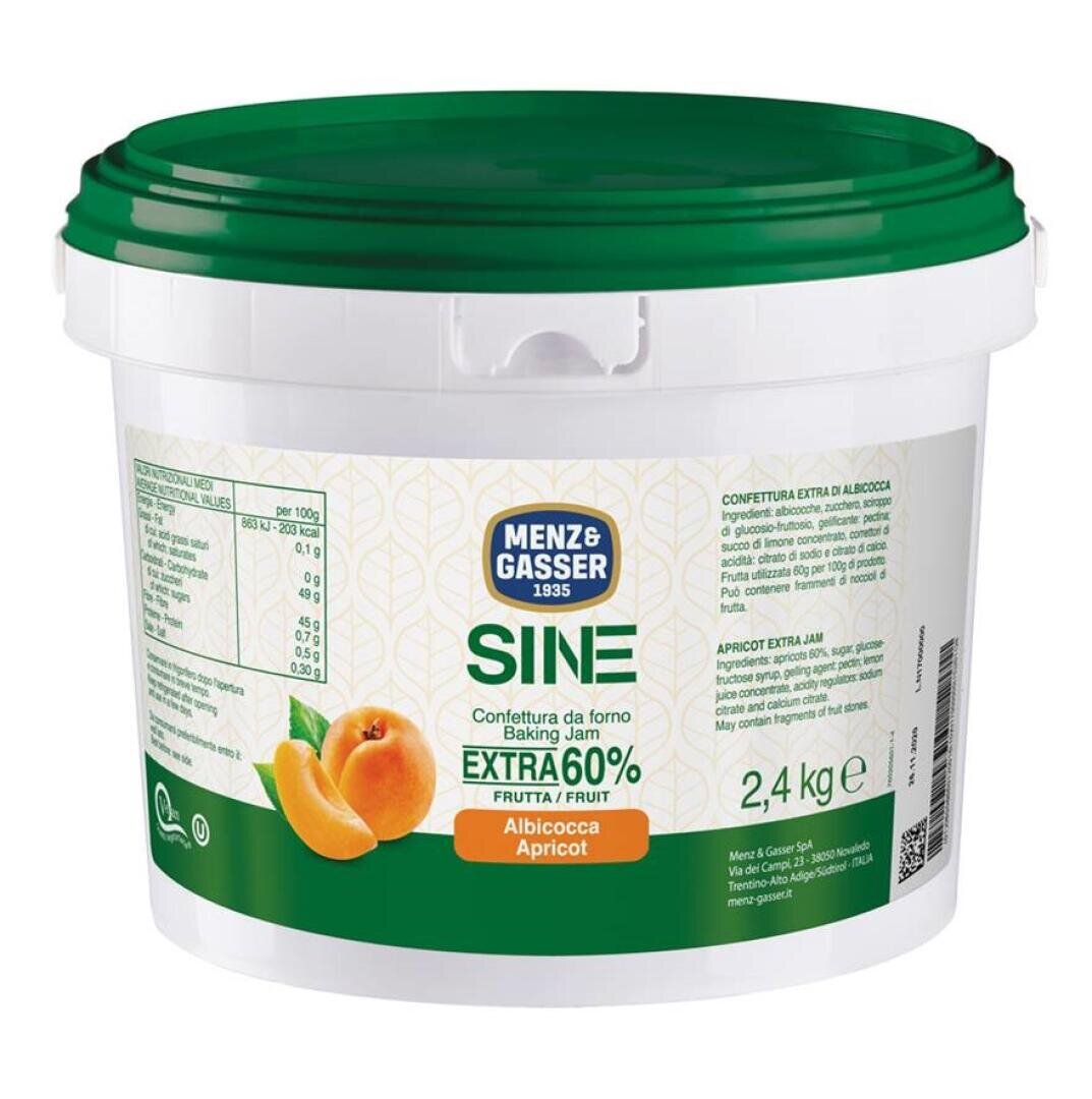 Ein weißer Plastikbecher mit grünem Deckel mit der Aufschrift Menz & Gasser Sine Aprikosen-Fruchtaufstrich, 2,4 kg, mit Abbildungen von Aprikosen und Produktangaben in mehreren Sprachen.