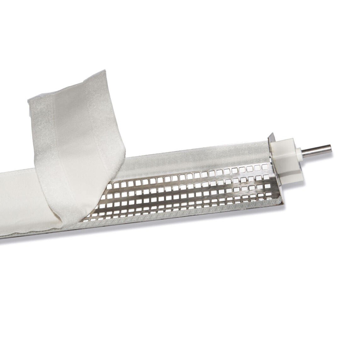 Nahaufnahme eines Metallstabs mit gitterartiger Struktur, der teilweise mit einem weißen Stoff umwickelt ist, und einem zylindrischen weißen Anschlussstück an einem Ende.