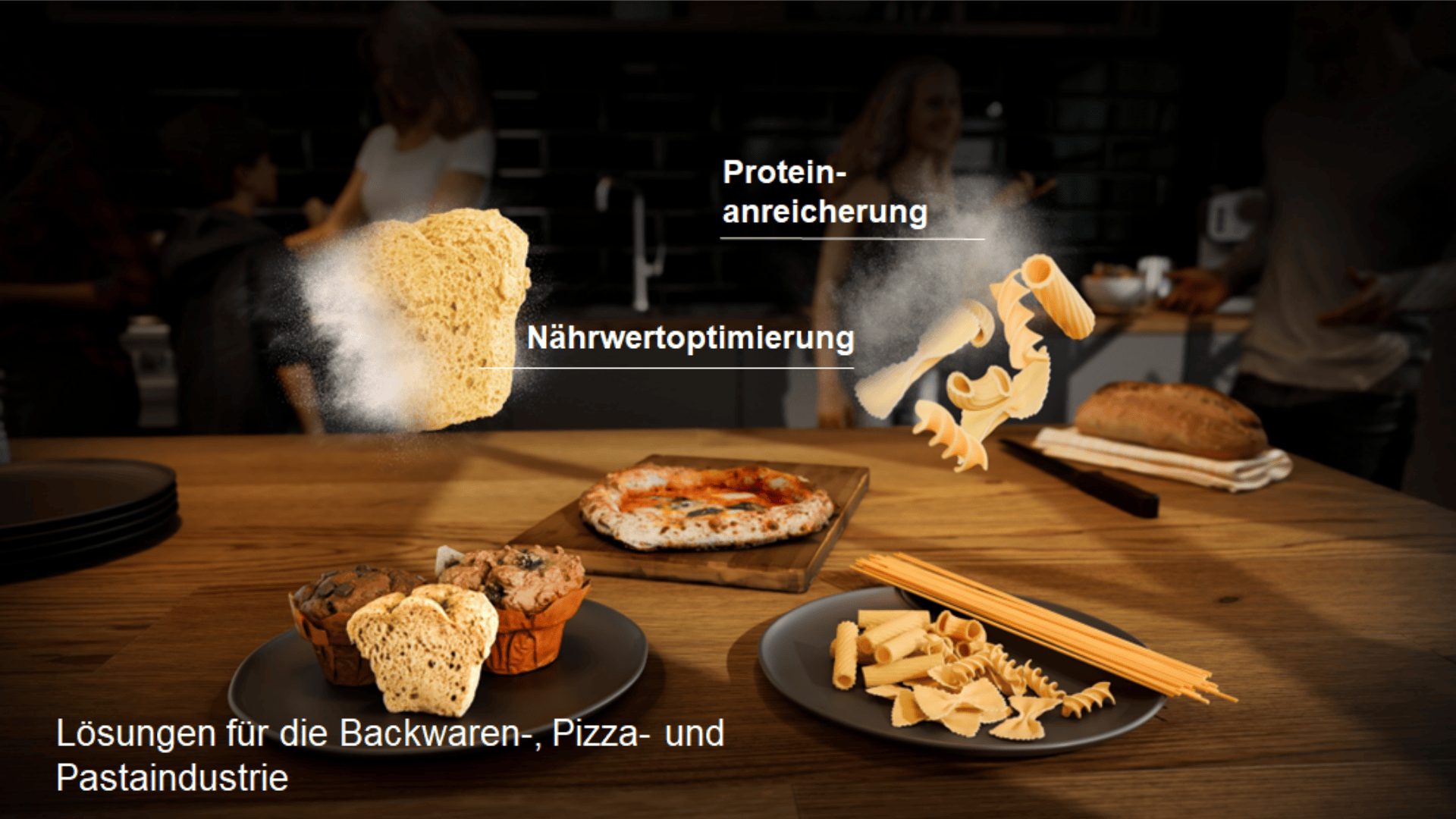 Ein Tisch mit Brot, Pizza und Nudeln ist abgebildet. Darüber hebt ein deutscher Text Proteinanreicherung und Nährwertoptimierung hervor. Die Menschen im Hintergrund sind unscharf.
