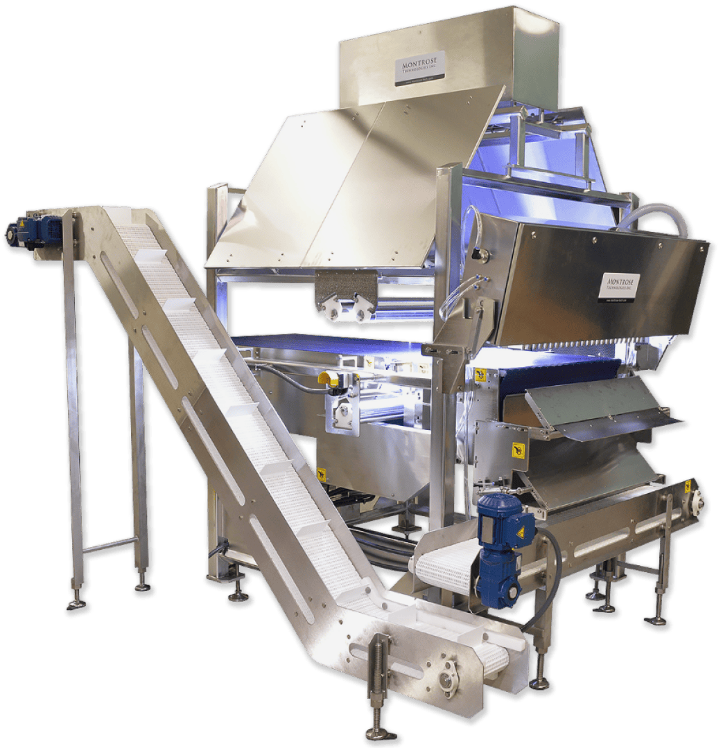 Eine große industrielle Lebensmittelverarbeitungsmaschine aus Edelstahl mit Förderbändern und Sortierabschnitten, die für die automatische Sortierung oder Inspektion konzipiert ist, vor einem schlichten, schwarzen Hintergrund.