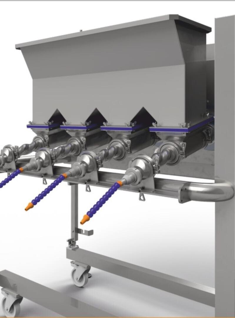 Eine Industriemaschine aus Edelstahl mit vier rechteckigen Trichtern und Düsenaufsätzen, montiert auf einem Fahrgestell. Flexible blaue und orangefarbene Schläuche ragen von den Düsen ab, vermutlich für die Lebensmittel- oder Materialverarbeitung.