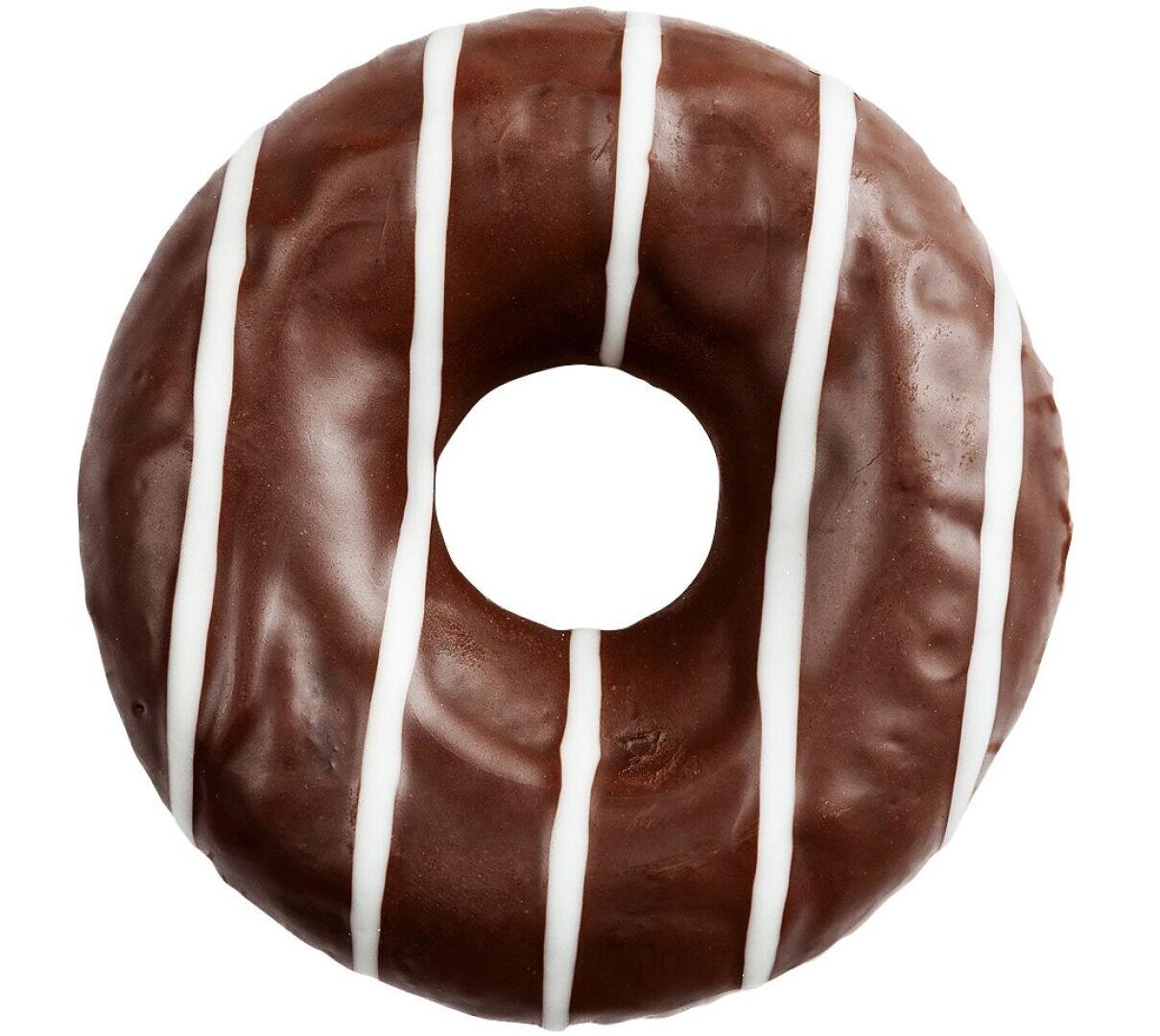 Ein schokoladenglasierter Donut mit vier gleichmäßig verteilten weißen Zuckergussstreifen, von oben gesehen vor einem weißen Hintergrund.