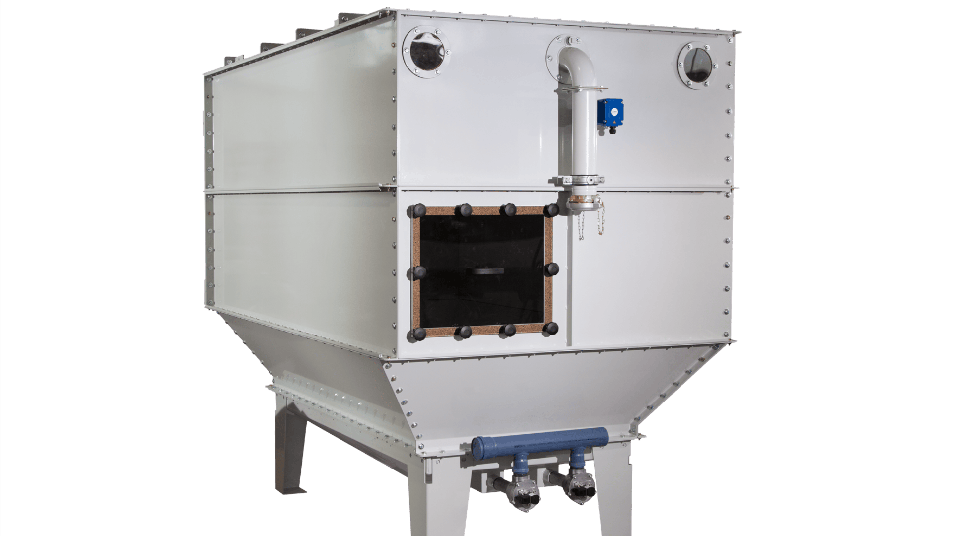 Großer, weißer Industriebehälter aus Metall mit rechteckigem Sichtfenster, zwei runden Öffnungen, einem Rohr mit Ventil und Metallbeinen. Der Hintergrund ist transparent.
