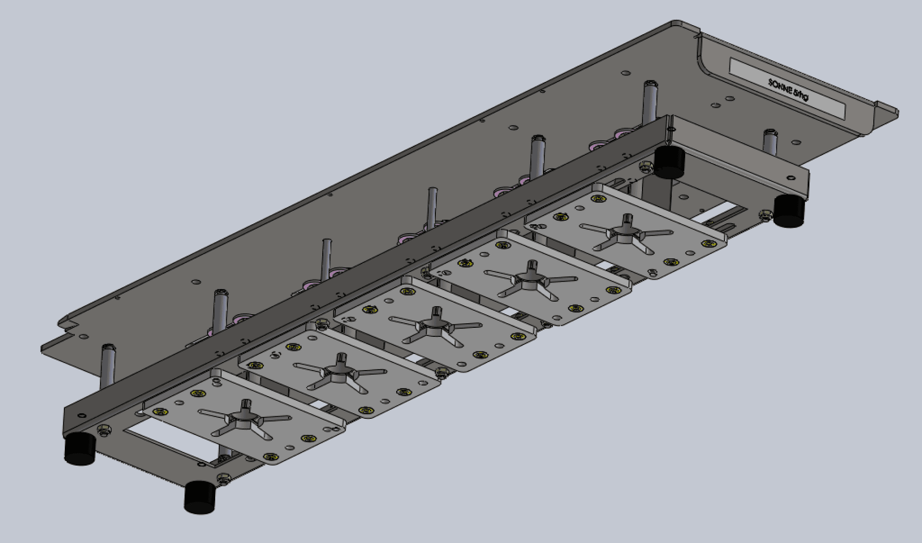 3D-CAD-Modell einer mechanischen Baugruppe mit fünf verstellbaren Klemmen, die auf einer Metallgrundplatte montiert sind, mit Befestigungselementen, Griffen und Führungsstangen, aus einer schrägen Perspektive betrachtet.