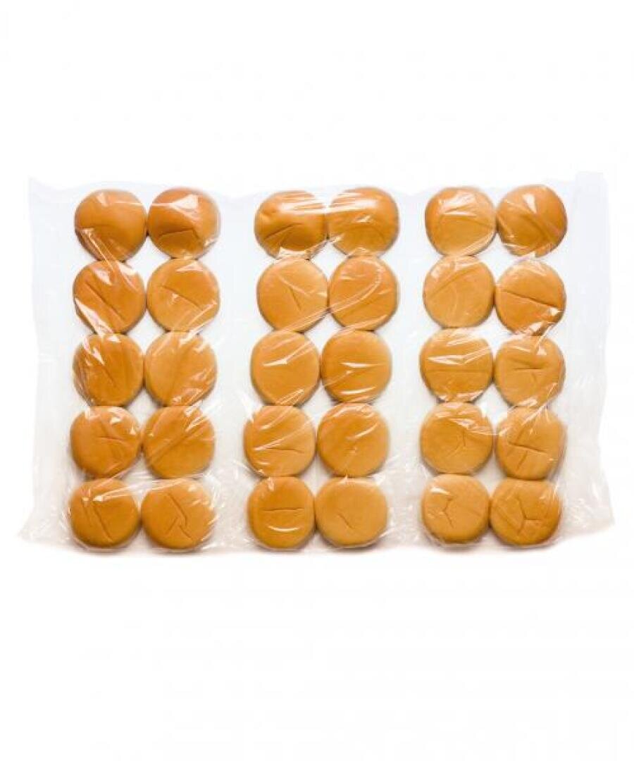 Eine durchsichtige Plastiktüte mit 24 einfachen Hamburgerbrötchen, die in drei Reihen zu je acht Stück angeordnet sind.