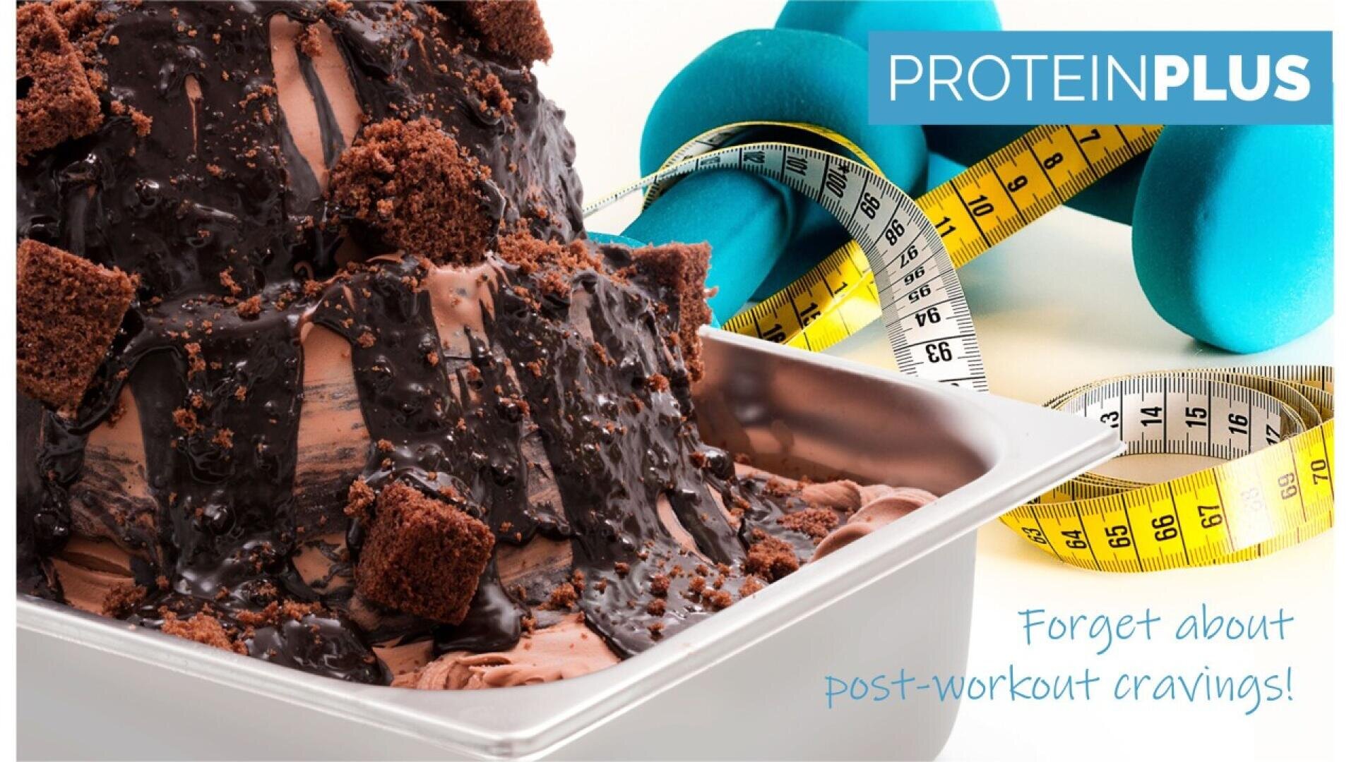 Eine Nahaufnahme von Schokoladeneis mit Browniestückchen und Schokoladensoße in einer Metallschale, mit blauen Hanteln, Maßband und dem Text „PROTEINPLUS“ und „Vergessen Sie den Heißhunger nach dem Training!“ im Hintergrund.