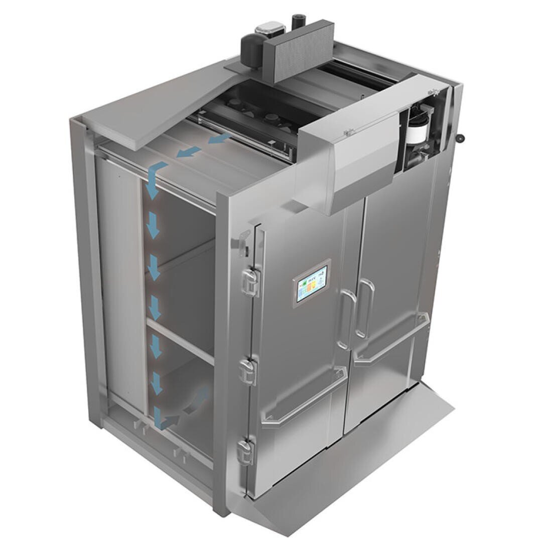 Ein Industrieofen oder Räucherofen aus rostfreiem Stahl mit geöffneten Türen, mit Einschüben im Inneren und blauen Pfeilen, die den Luftstrom von oben nach unten im Inneren der Kammer anzeigen.