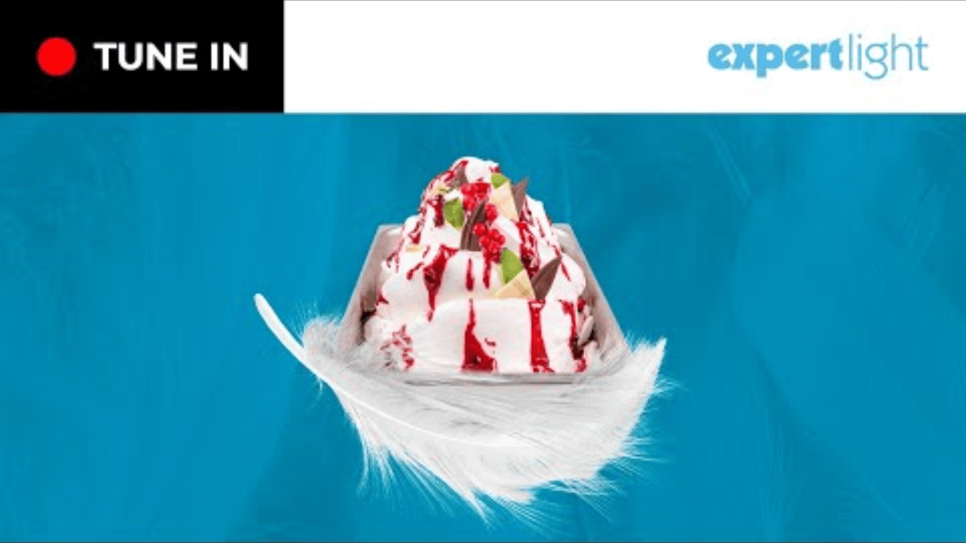 Ein Dessert mit Schlagsahne, rotem Sirup und kleinen Toppings steht in einer Schale auf einer weißen Feder. Der Hintergrund ist blau, mit „TUNE IN“ und hellem Expertentext in den oberen Ecken.