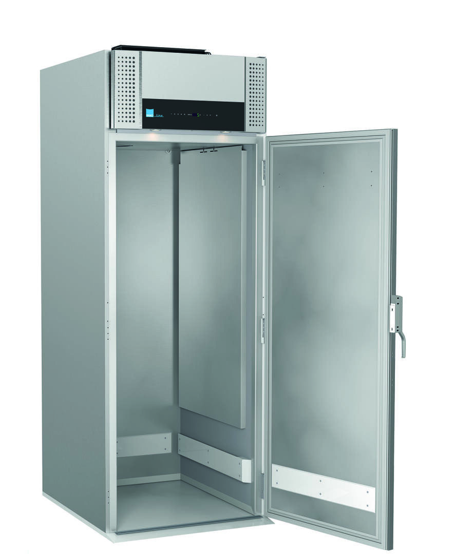 Ein großer, metallischer Industriekühlschrank oder -gefrierschrank mit geöffneter Tür, die den Blick auf einen leeren Innenraum und ein Bedienfeld an der oberen Vorderseite freigibt.