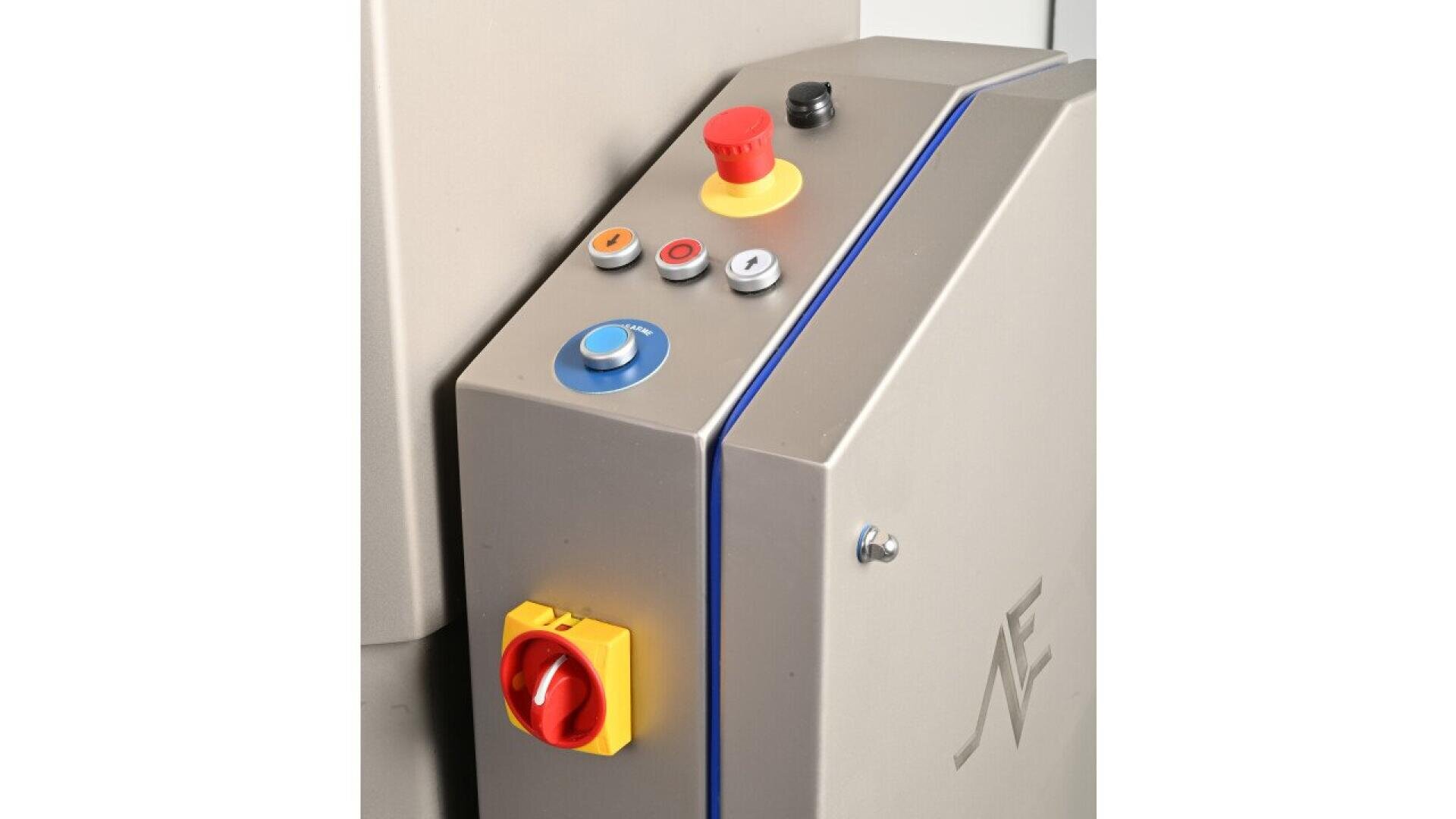 Nahaufnahme einer industriellen Schalttafel mit bunten Tasten und Schaltern, darunter ein roter Not-Aus-Schalter, ein blauer Drehknopf und ein großer gelber und roter Netzschalter, montiert auf einer Metalloberfläche.