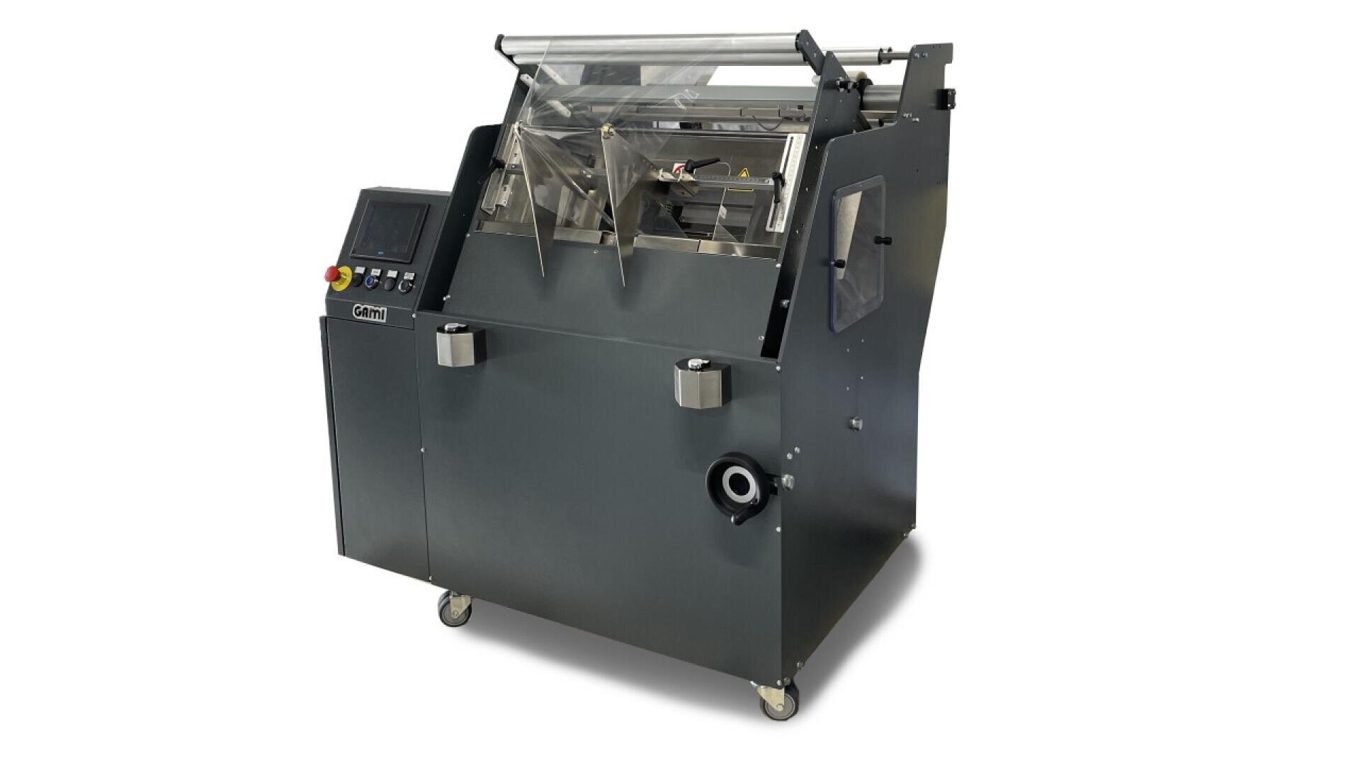 Eine große, schwarz-silberne Industriemaschine mit digitalem Bedienfeld, Not-Aus-Knopf, transparenter Abdeckung und Metallschalen, die auf Rädern vor einem weißen Hintergrund steht.