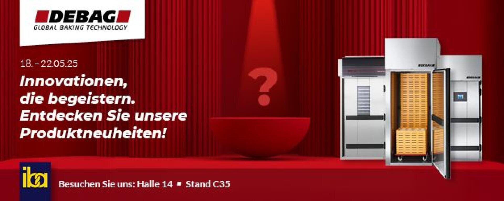 Werbung für DEBAG-Backtechnik mit industriellen Backöfen, einem roten Hintergrund mit einem Scheinwerfer, einem Fragezeichen und einem deutschen Text, der die Besucher einlädt, vom 18. bis 22. Mai 2025 in Halle 14, Stand C35, neue Produkte zu entdecken.