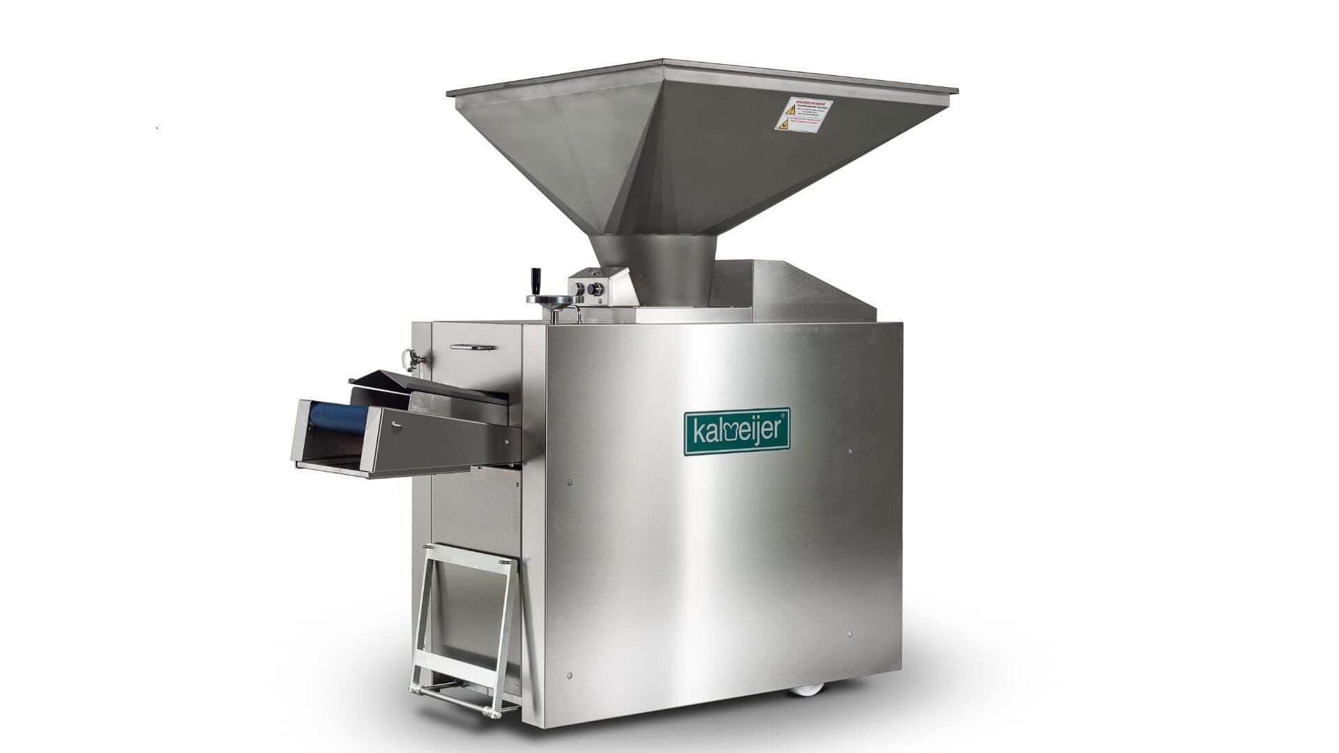 Eine große Industriemaschine aus rostfreiem Stahl mit einem Trichter an der Oberseite, mit der Aufschrift Kalbrejer, die für die Lebensmittelverarbeitung oder -herstellung verwendet wird. Die Maschine hat eine Rutsche und eine kleine Zugangstür an einer Seite.