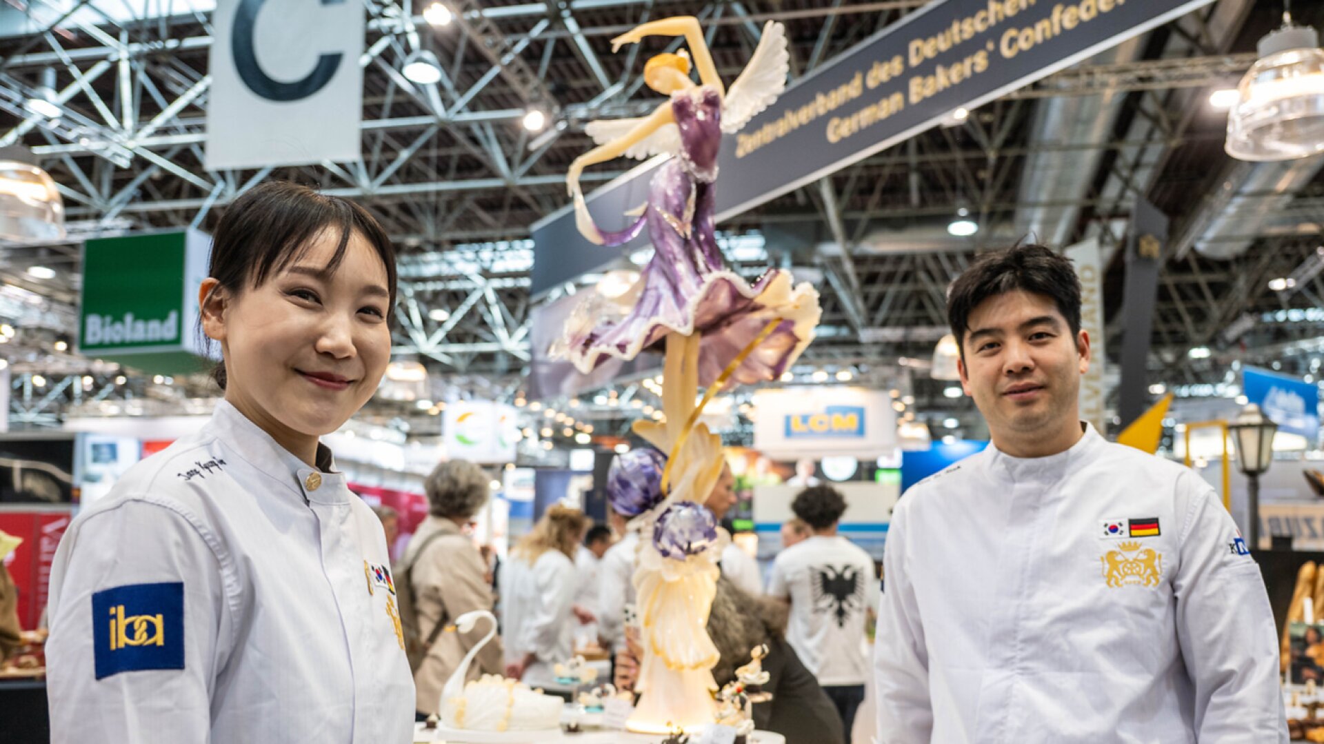 Siegerehrung des THE iba.UIBC CUP OF CONFECTIONERS  auf der iba 2025 in Düsseldorf. Gewinner ist das Team Korea mit In Seok Kim und Kyung Joe Jang.