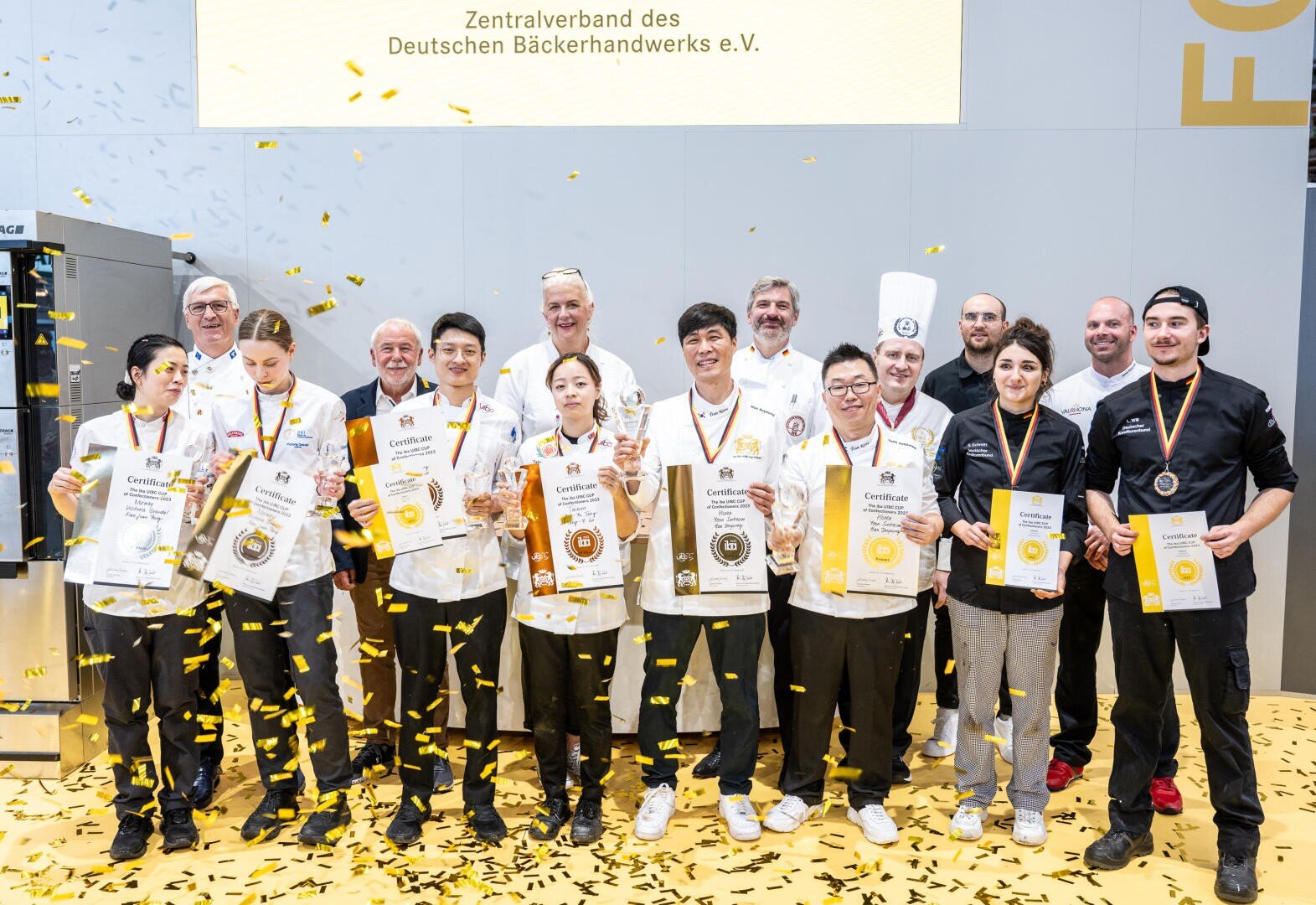 Award ceremony for The iba.UIBC CUP of Confectioners 2023 on stage at the iba.FORUM. Group photo with all organisers, jury members and participants – Team South Korea, Team Norway, Team Germany and Team Taiwan.