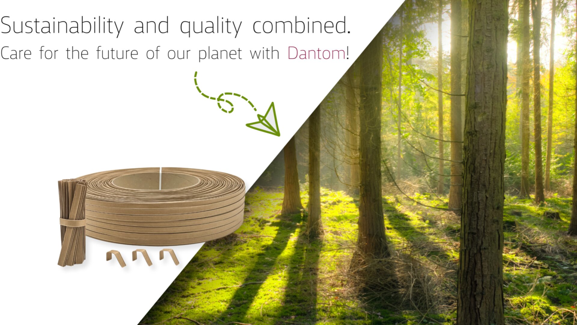 Eine Rolle brauner Garteneinfassungen, Pfähle und Bänder auf weißem Hintergrund neben einem sonnenbeschienenen Wald. Ein Text wirbt für Nachhaltigkeit und die Marke Dantom. Ein Pfeil verbindet die Einfassung mit der Waldszene.