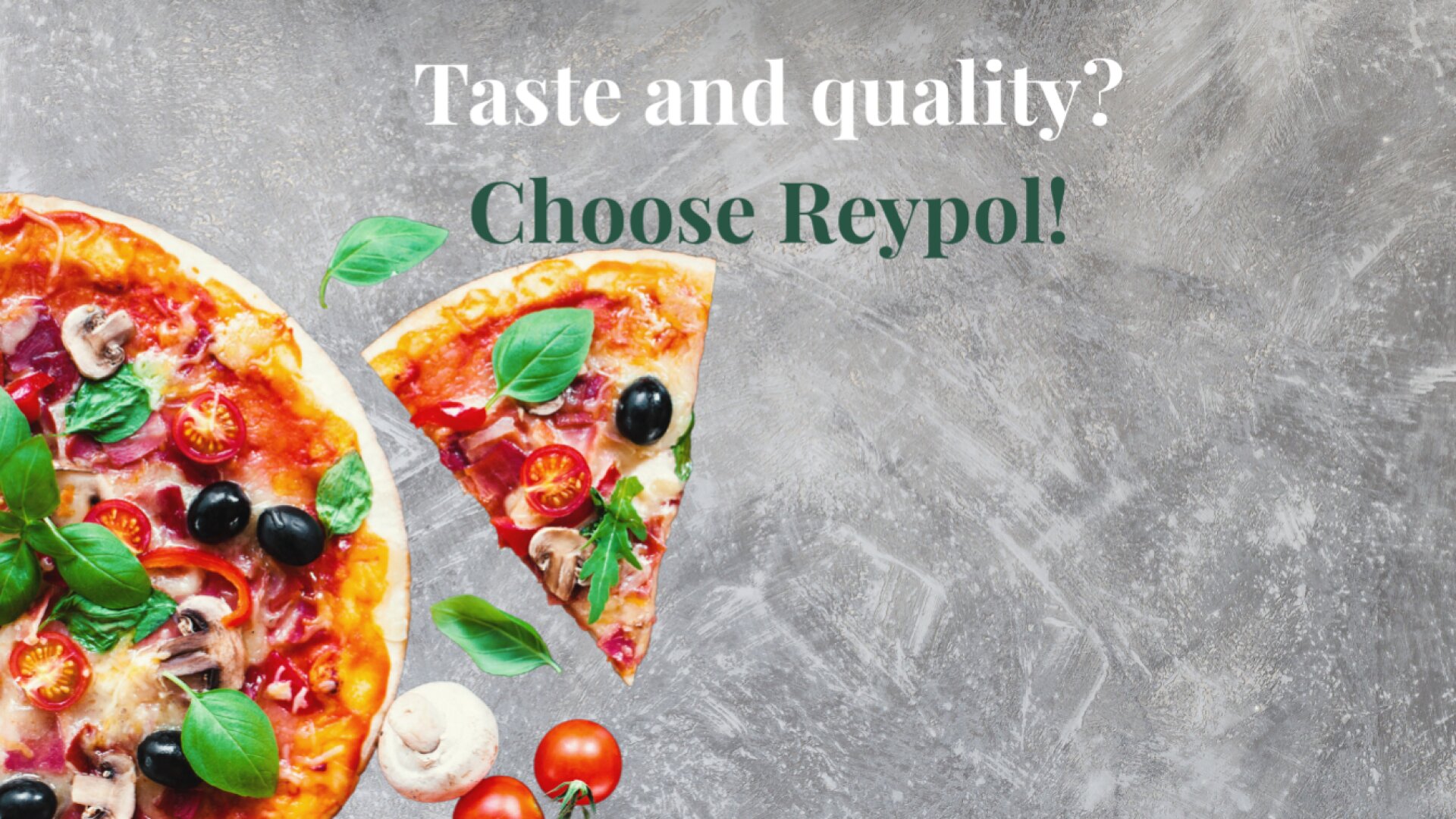 Draufsicht auf eine Pizza mit Tomaten, Champignons, Oliven und Basilikum auf grauem Untergrund. Zwei Stücke sind getrennt. Auf der rechten Seite steht: „Geschmack und Qualität? Wählen Sie Reypol!“.