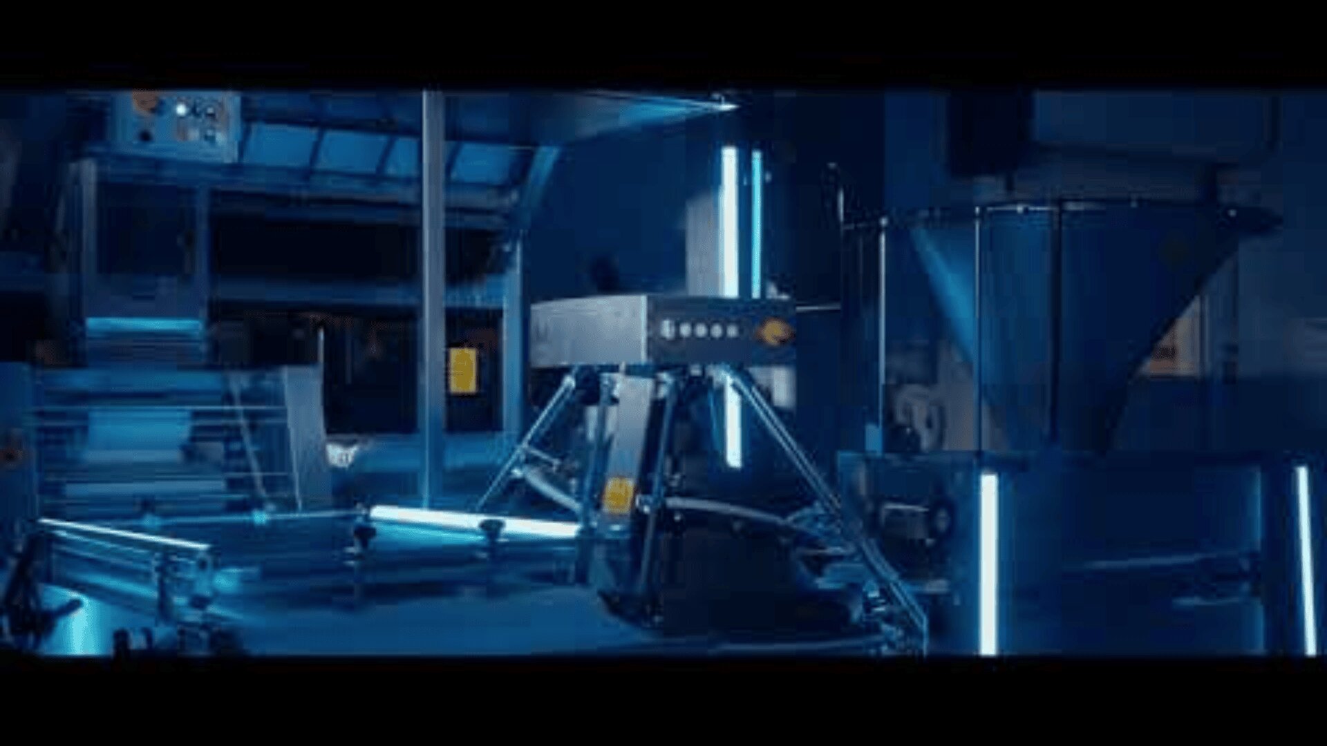 Eine moderne Industriemaschine mit blauer Beleuchtung verarbeitet Materialien auf einem Förderband in einer Fabrikumgebung. Verschiedene Metallteile und Schalttafeln sind zu sehen.