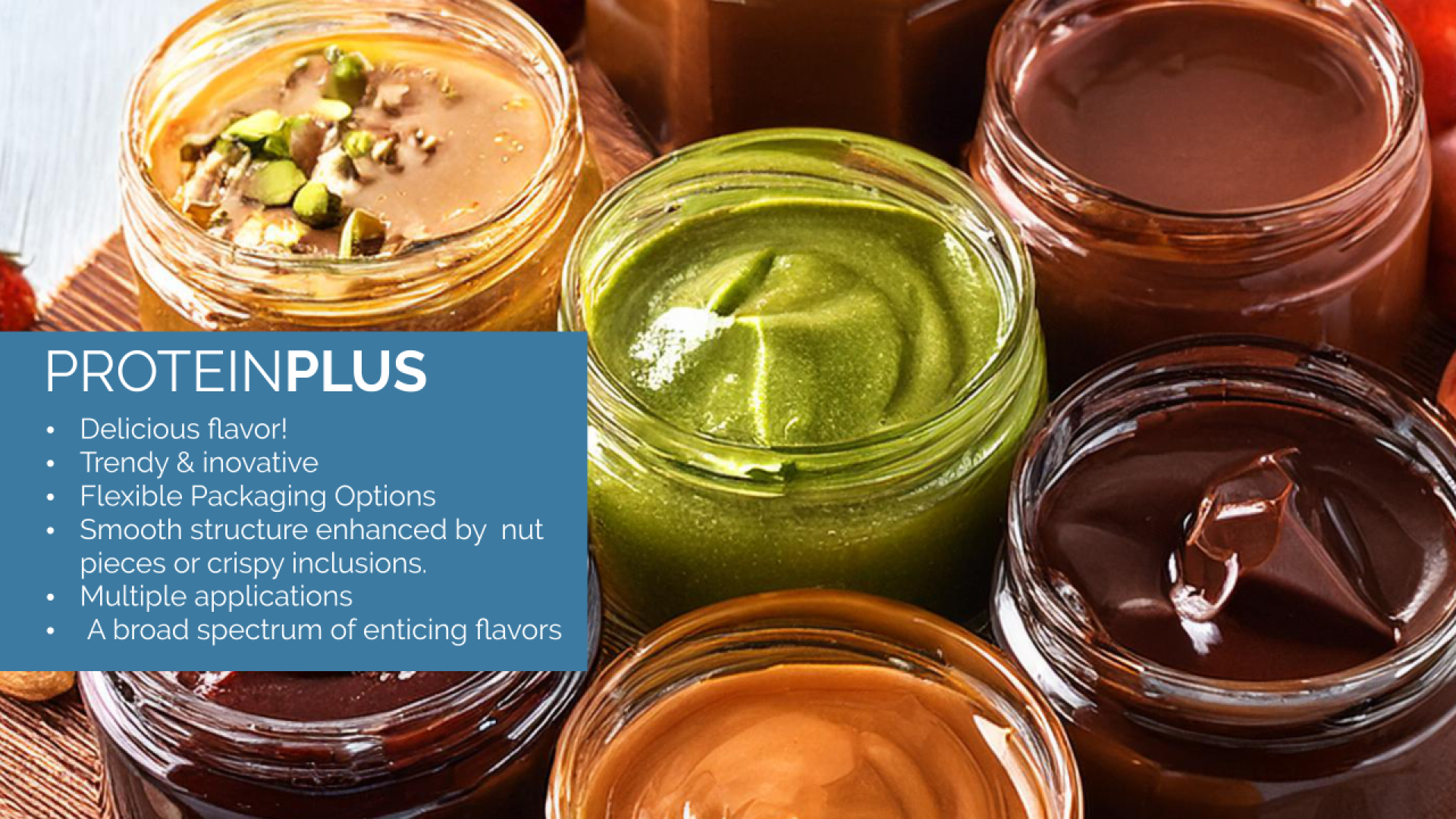 Eine Auswahl bunter Nussbutter und Aufstriche in Gläsern, darunter Schokolade, grüne Pistazie und Karamell, mit einer blauen Überlagerung, auf der die Merkmale von PROTEINPLUS wie Geschmacksvielfalt und geschmeidige Textur aufgeführt sind.